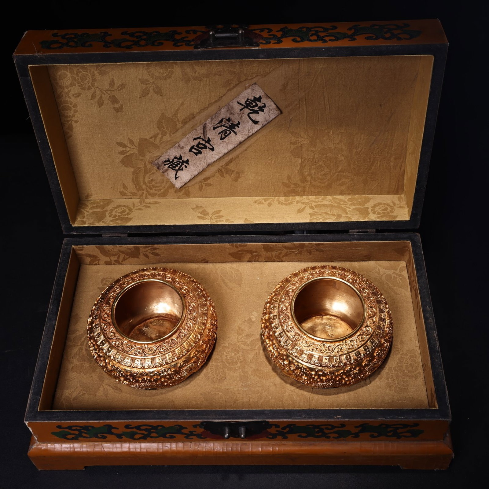 A Pair of Exquisite Gilt Auspicious Cloud and Dragon Pattern Jars: A Pair of Exquisite Gilt Auspicious Cloud and Dragon Pattern Jars,Qing Dynasty,China,Size:2.8inx4.7in,Weight:580g 一对鎏金祥云龙纹罐,中Þ