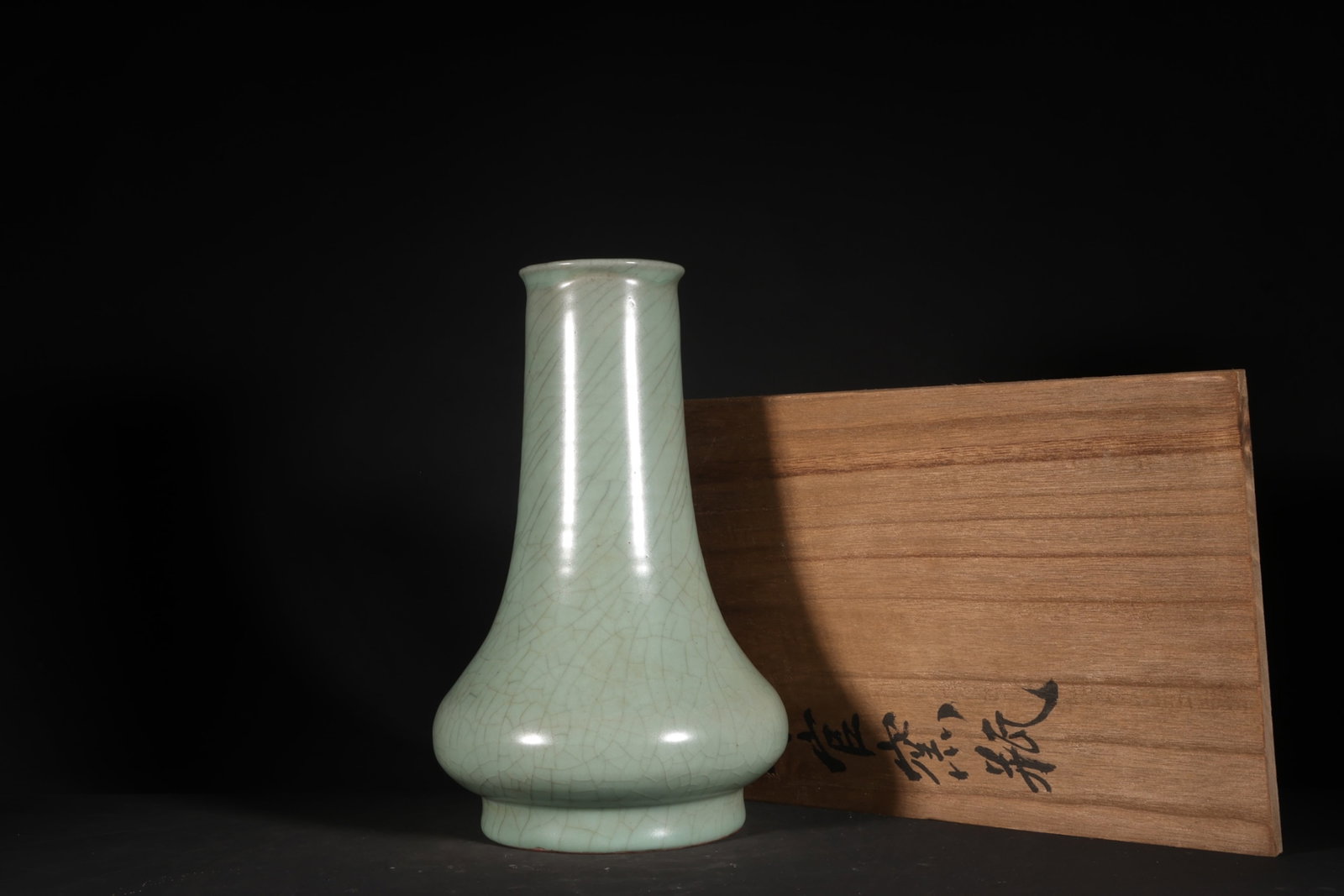 An Exquisite Guan yao Celadon Glazed Vase: An Exquisite Guan yao Celadon Glazed Vase,Song Dynasty,China,Size:9.3inx5.9in 官窑粉青釉瓶,中国宋代