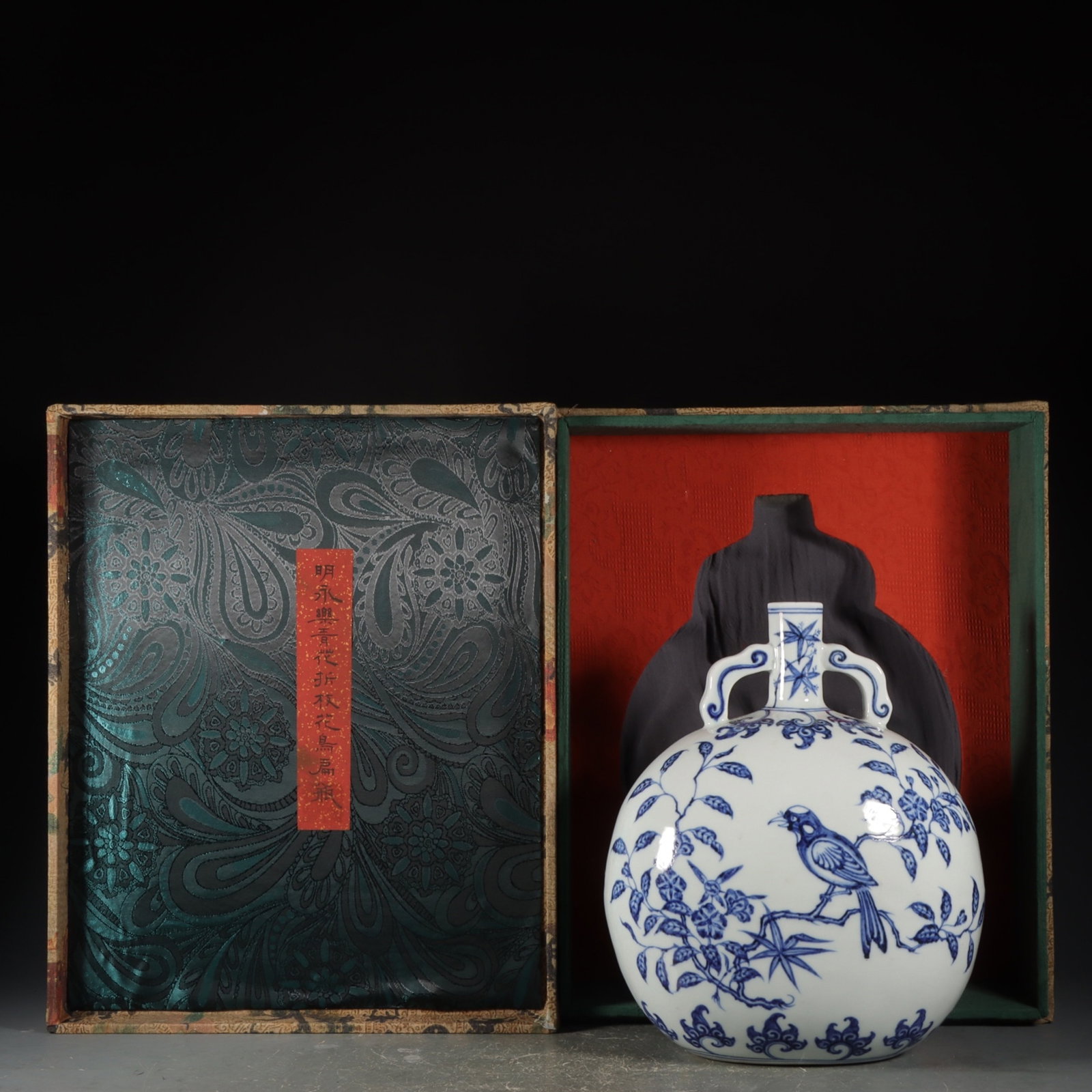 An Exquisite Blue and White Flower and Bird Pattern Double-Ears Vase: An Exquisite Blue and White Flower and Bird Pattern Double-Ears Vase,Ming Dynasty,China,Size:10.8inx8.6in 青花花鸟纹双耳瓶,中国明É
