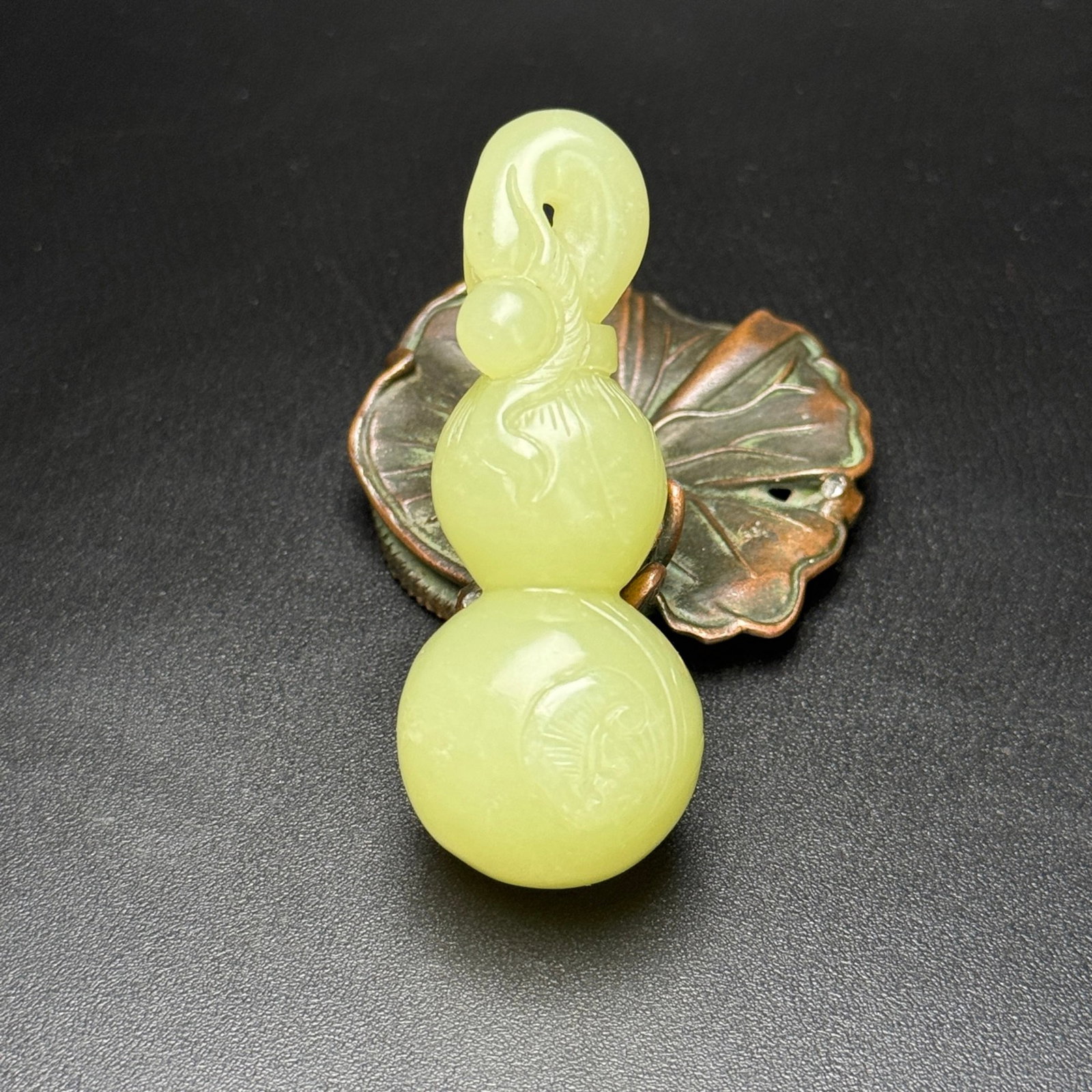 An Exquisite Yellow Jade Gourd Pendant: An Exquisite Yellow Jade Gourd Pendant,Qing Dynasty,China,Size:0.9inx1inx2.5in,Weight:41g 黄玉葫芦挂件,中国清代