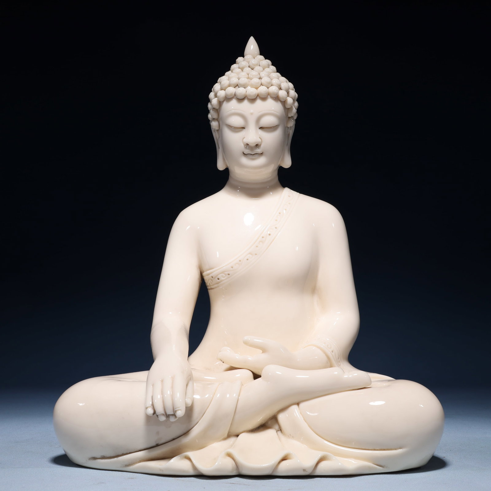 A Solemn Blance-De-Chine Statue of Sakyamuni: A Solemn Blance-De-Chine Statue of Sakyamuni Blance-De-Chine Statue of Sakyamuni,Ming Dynasty,China,He Chaozong Mark,Size:9.4inx7.5inx12.6in,Weight:3250g 德化瓷如来ࠔ