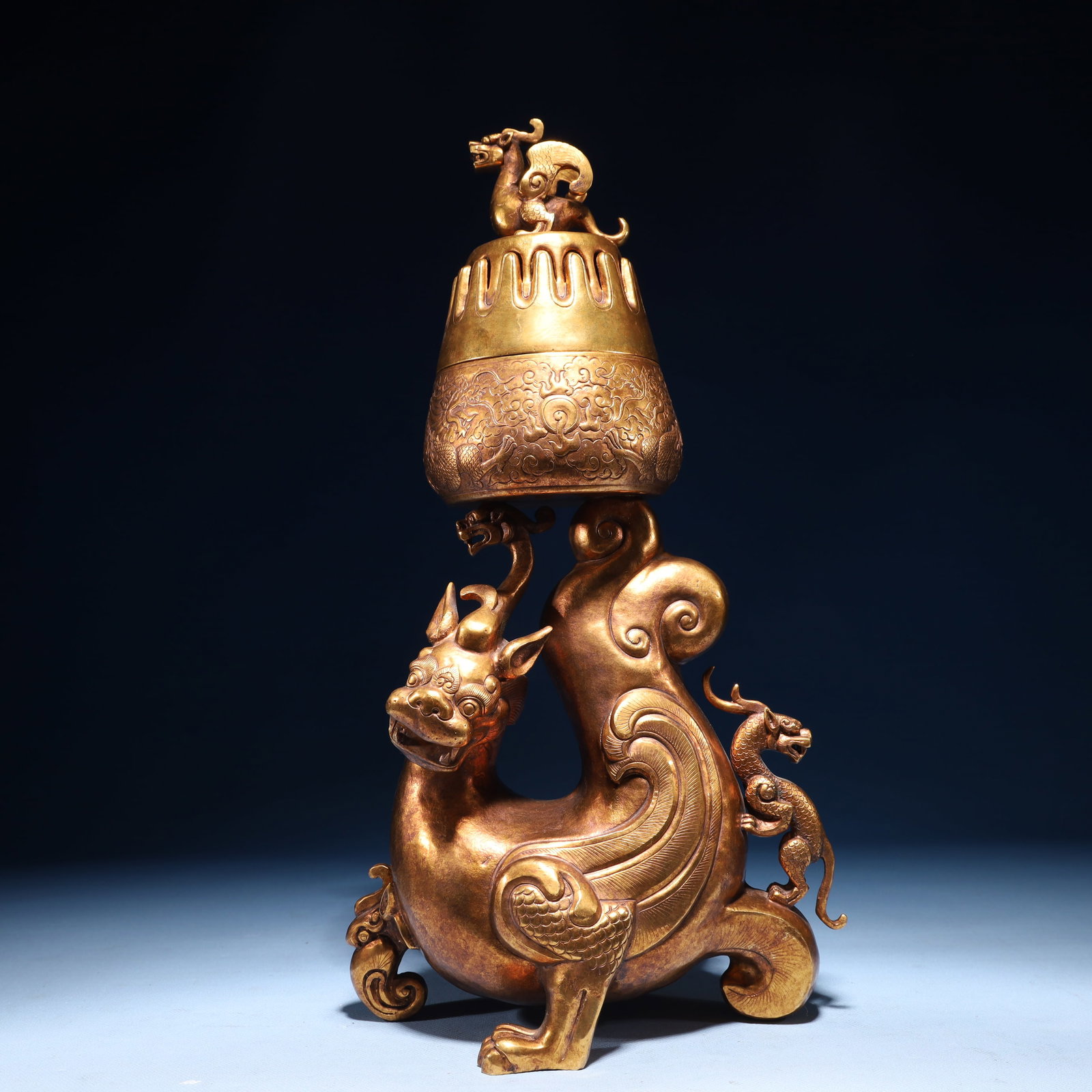 An Exquisite Gilt Bronze Unicorn Censer: An Exquisite Gilt Bronze Unicorn Censer,Qing Dynasty,China,Size:7.5inx4.7inx15.7in,Weight:2250g 铜鎏金独角兽香炉,中国清代
