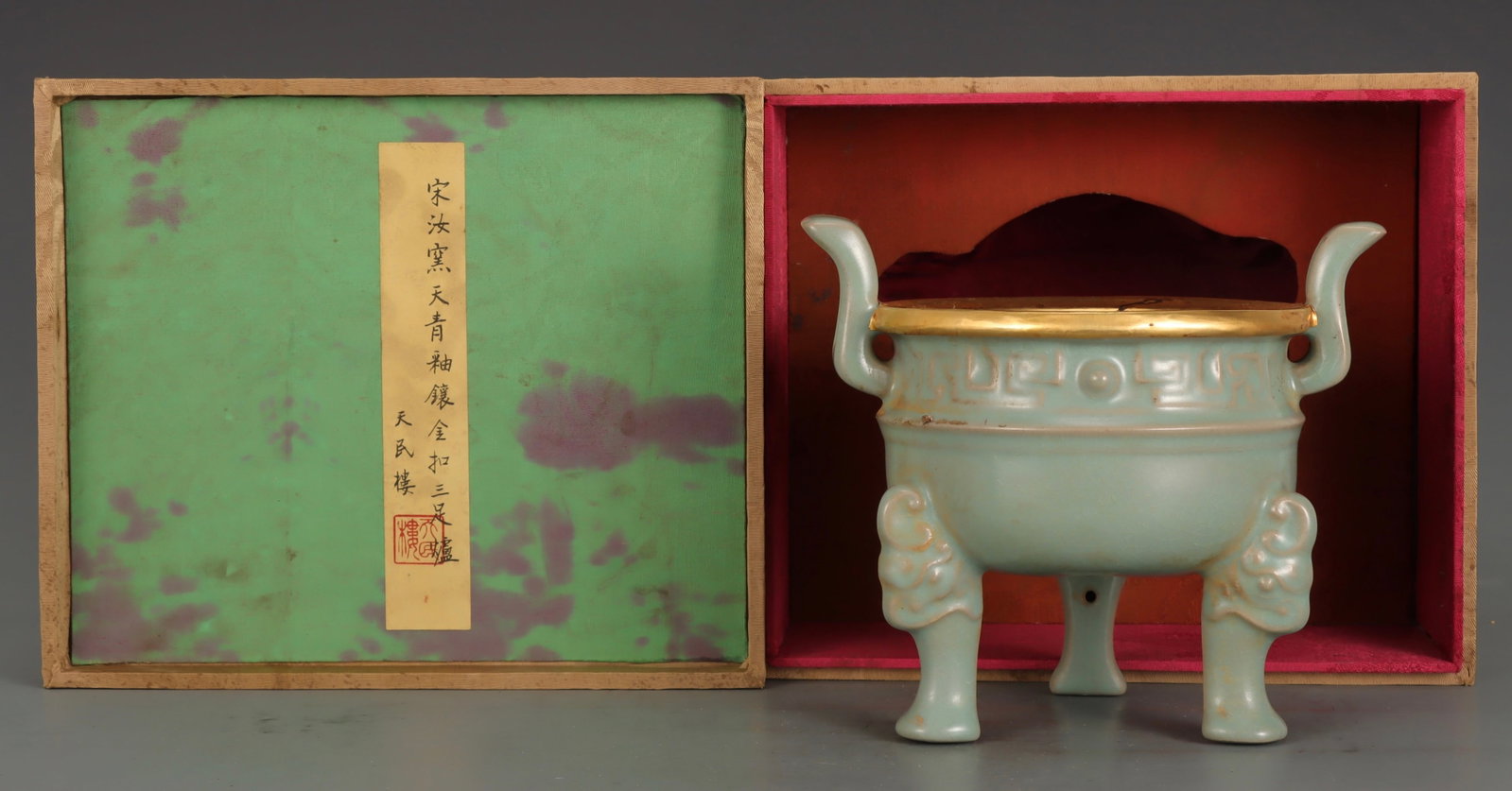 An Exquisite Ru yao Sky Blue Glazed Inlaid Gold Tripod Censer: An Exquisite Ru yao Sky Blue Glazed Inlaid Gold Tripod Censer,Song Dynasty,China,Size:6.5inx7.4in 汝窑天青釉镶金三足香炉,中Þ