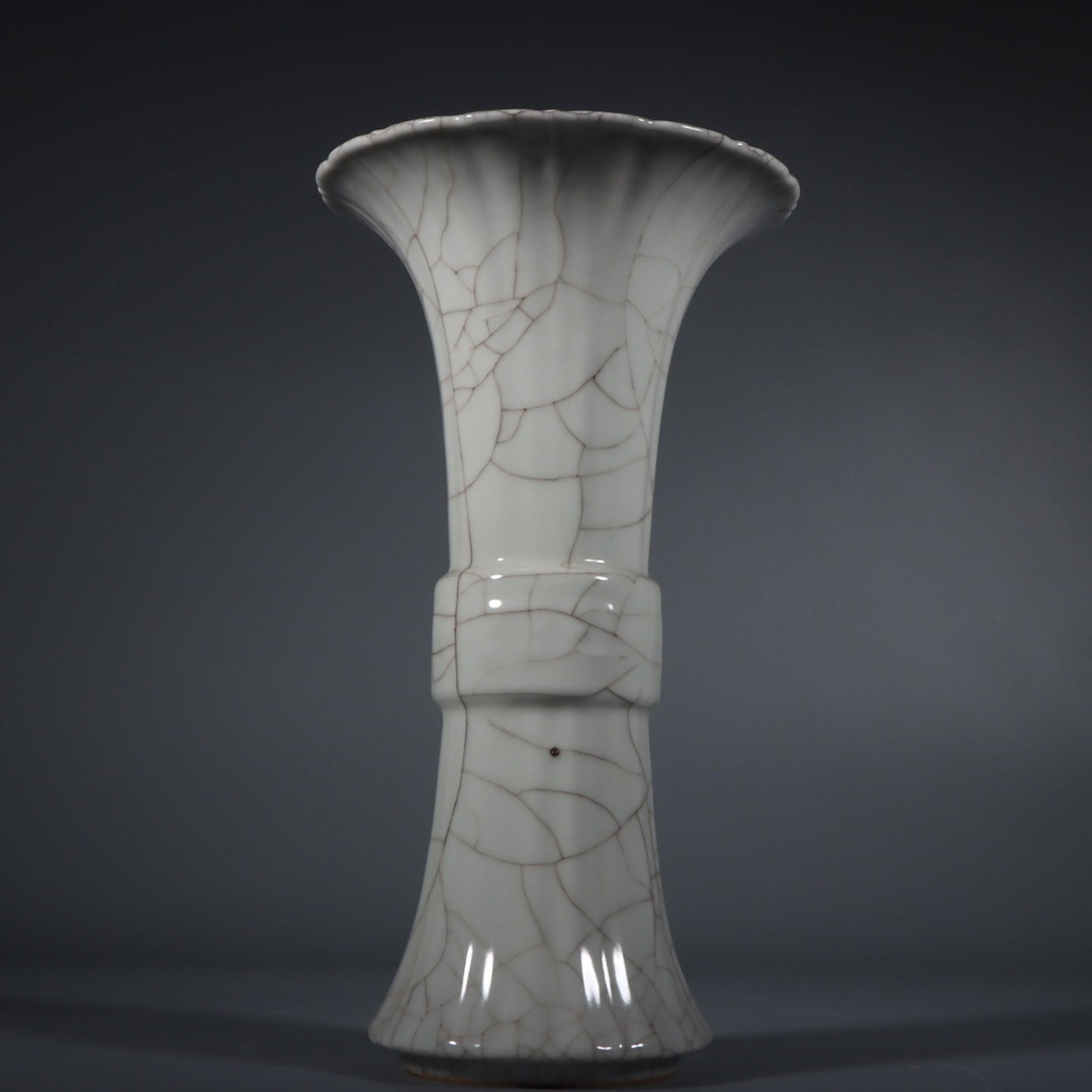 A Rare Guan yao Flower Vase: A Rare Guan yao Flower Vase,Ming Dynasty,China,Size:12inx3.3in 官窑花瓶,中国明代