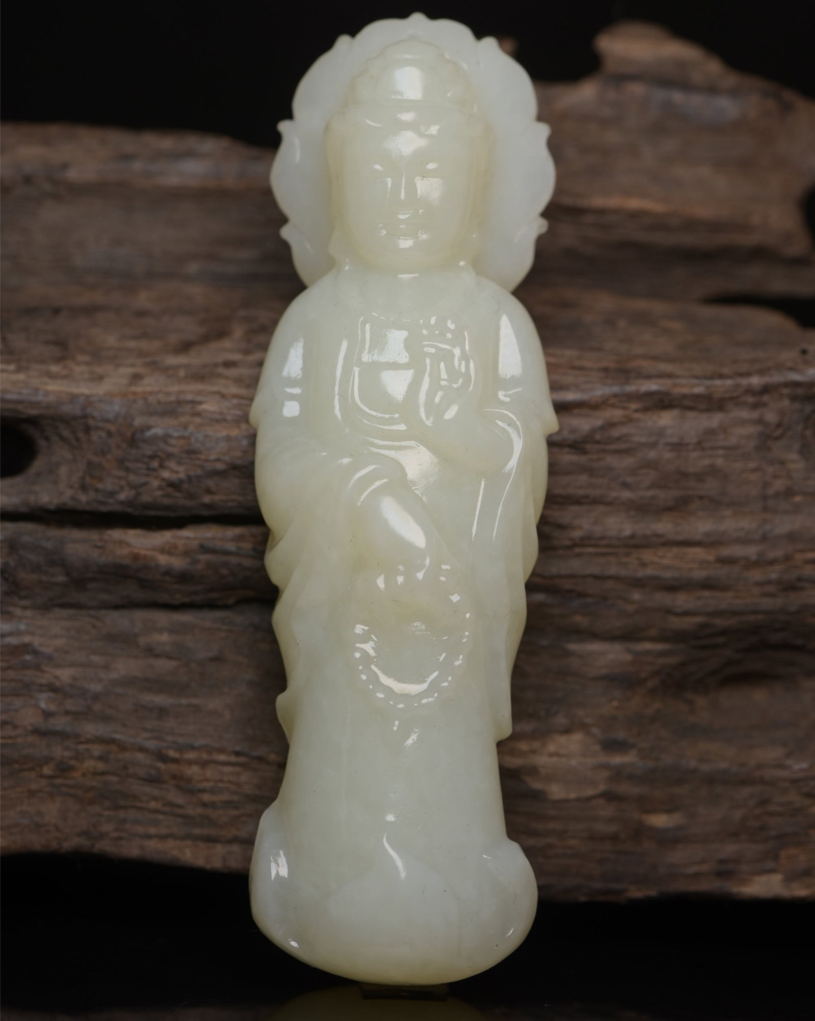 An Exquisite White Jade Statue of Avalokitesvara: An Exquisite White Jade Statue of Avalokitesvara,Qing Dynasty,China,Size:3.8inx1.2inx0.8in,Weight:81g 白玉观音像,中国清代