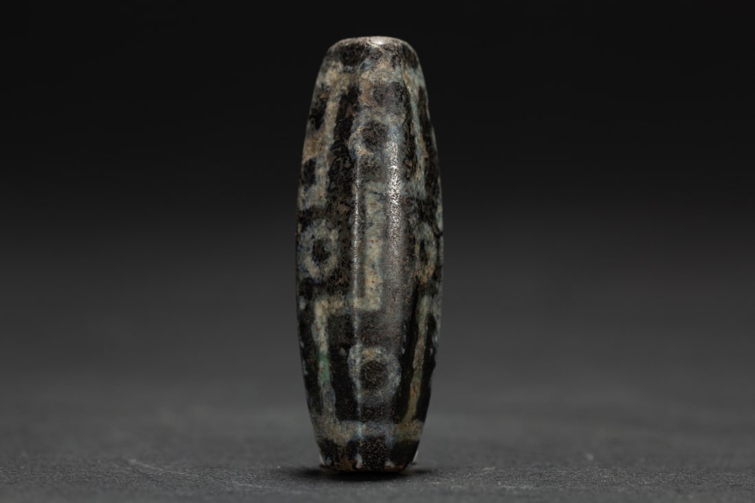 An Exquisite Dzi Bead Pendant: An Exquisite Dzi Bead Pendant,Qing Dynasty,China,Size:2.4in,Weight:30g 天珠挂件,中国清代