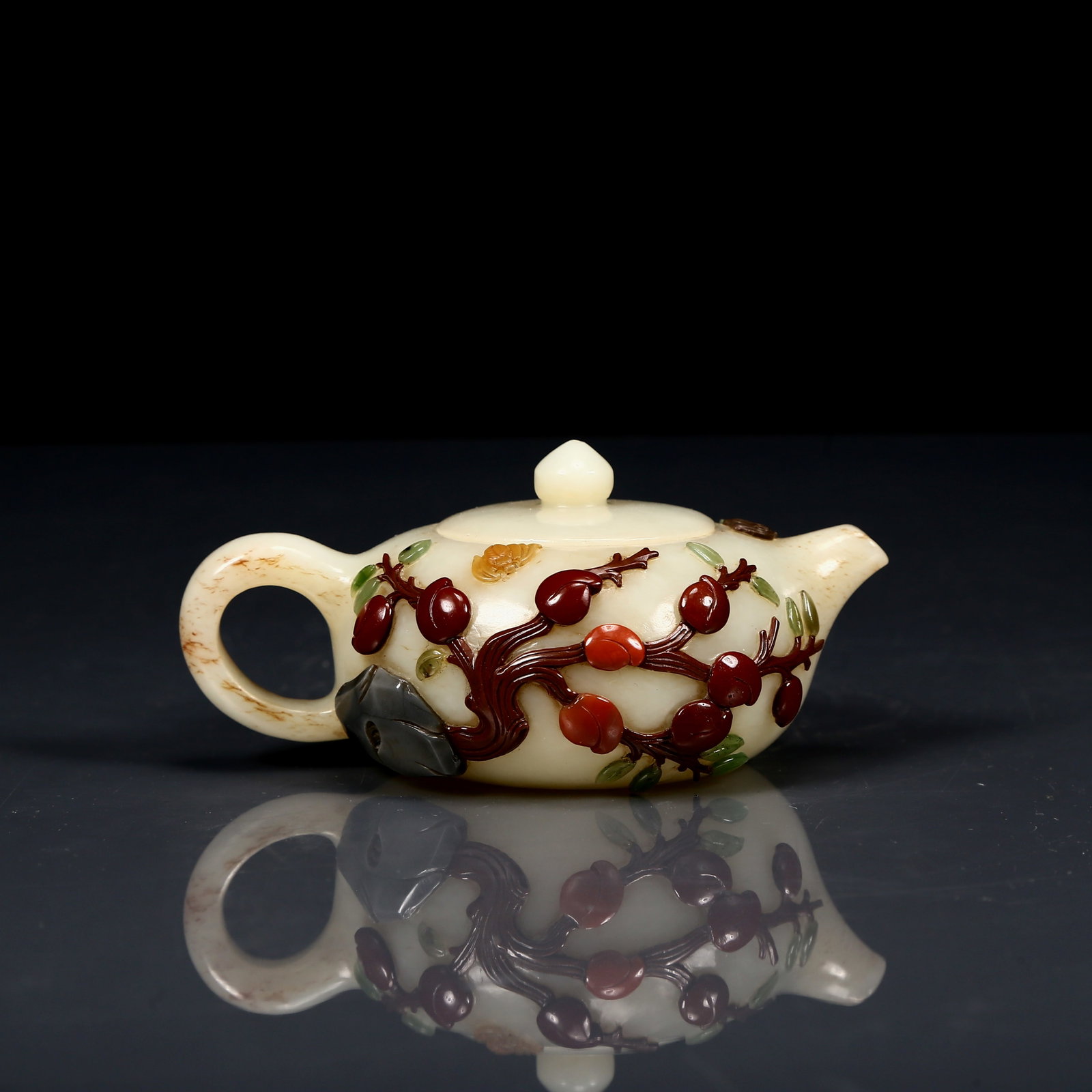 An Exquisite White Jade Inlaid Gems Peach Pattern Ewer: An Exquisite White Jade Inlaid Gems Peach Pattern Ewer,Qing Dynasty, China,Qianlong Four-character Mark,Size:4.7inx3.1inx2.2in,Weight:215g