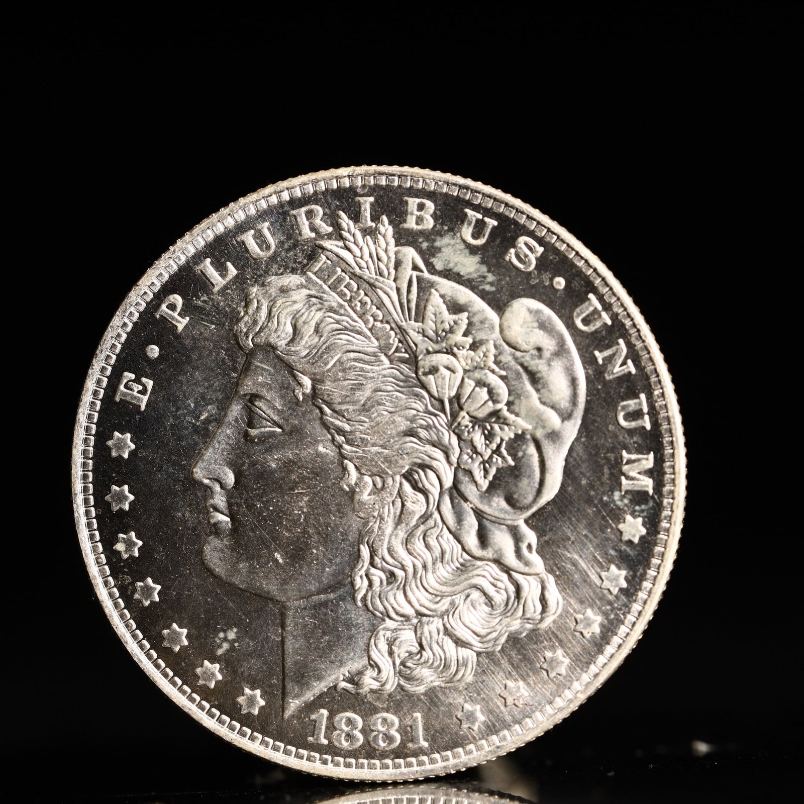 USA Morgan Dollar 1881 Coin: Obv: profile bust with date below and E PLURIBUS UNUM legend and stars around. Rev: eagle with In God we trust above within wreath with UNITED STATES OF AMERICA ONE DOLLAR legend. IN GOD WE TRUST / LI