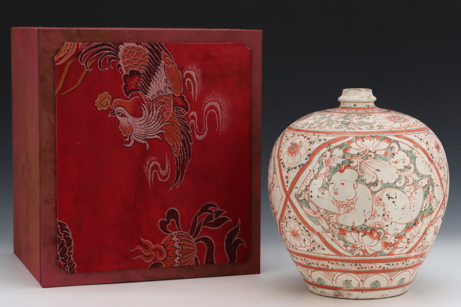 A Rare Cizhou yao Red-and-Green Glazed Figure Pattern Vase: A Rare Cizhou yao Red-and-Green Glazed Figure Pattern Vase,Song Dynasty,China,Size:11.8inx10.4in 磁州窑红绿彩人物纹瓶,中国ध