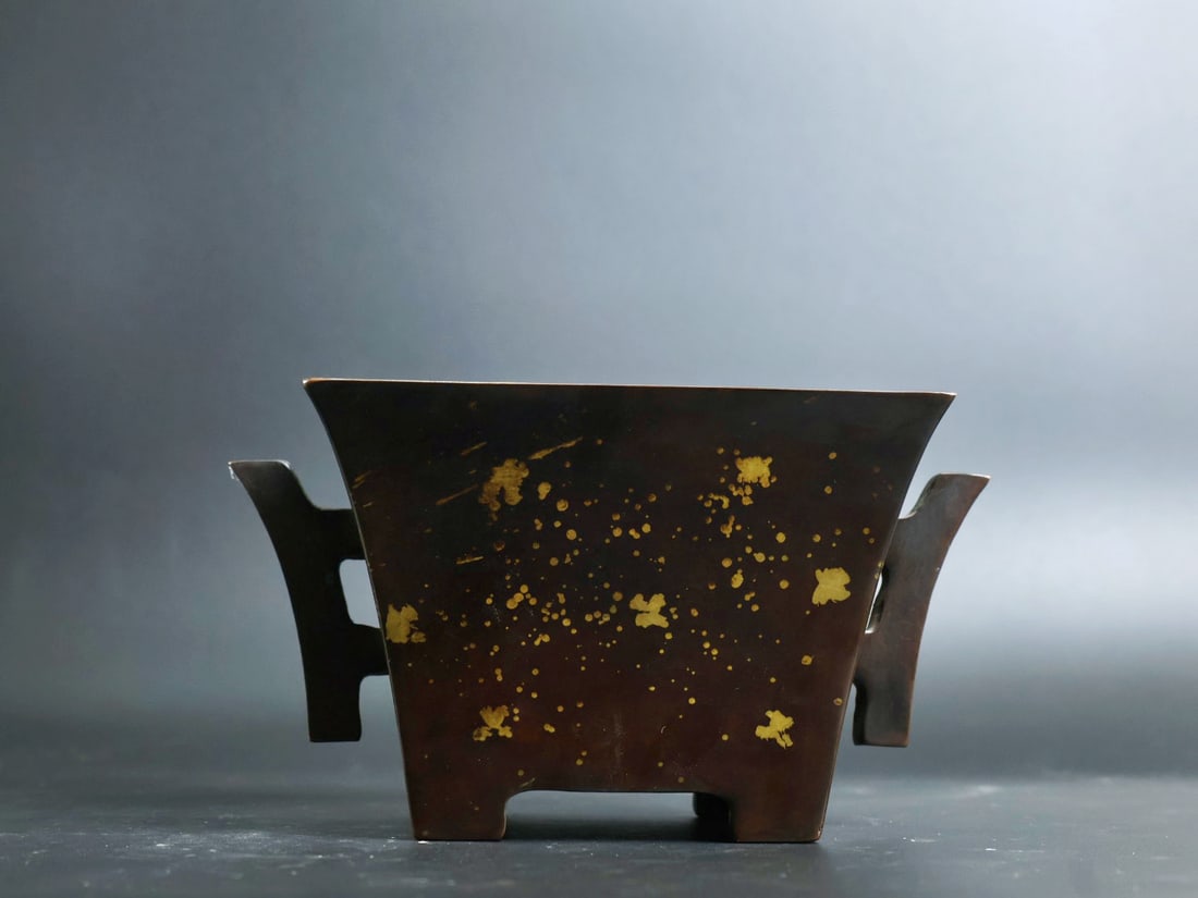 An Exquisite Gilt Bronze Double-Ears and Four-legs Censer: An Exquisite Gilt Bronze Double-Ears and Four-legs Censer,Qing Dynasty, China, With Mark,Size:3.3inx5.1in,Weight:1860g