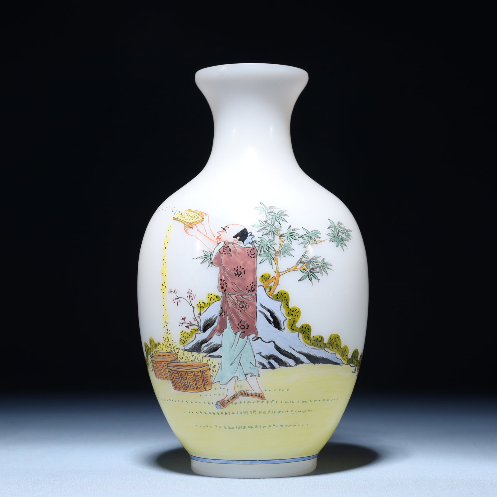 An Exquisite Glass Character and Story Pattern Vase: An Exquisite Glass Character and Story Pattern Vase,Qing Dynasty,China,Qianlong Four-character Mark,Size:3.9inx7.5in,Weight:352g
