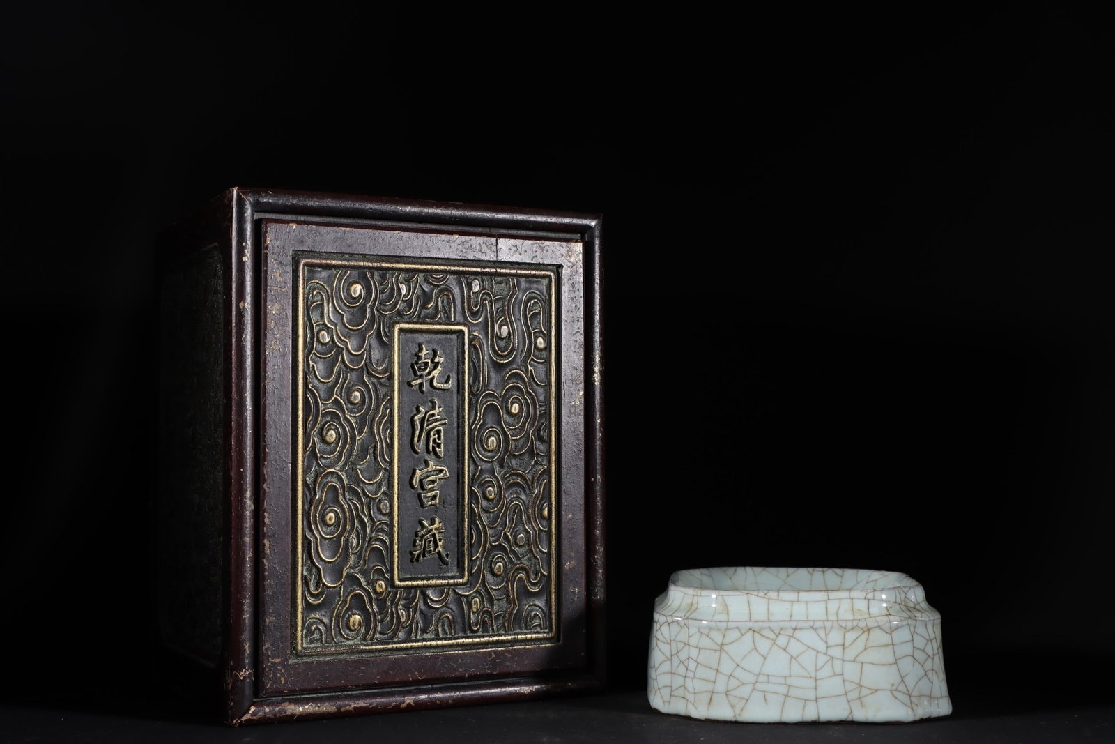 An Exquisite Guan yao White Glazed Ornament: An Exquisite Guan yao White Glazed Ornament,Song Dynasty,China,Size:2.8inx6.7in 官窑白釉摆件,中国宋代