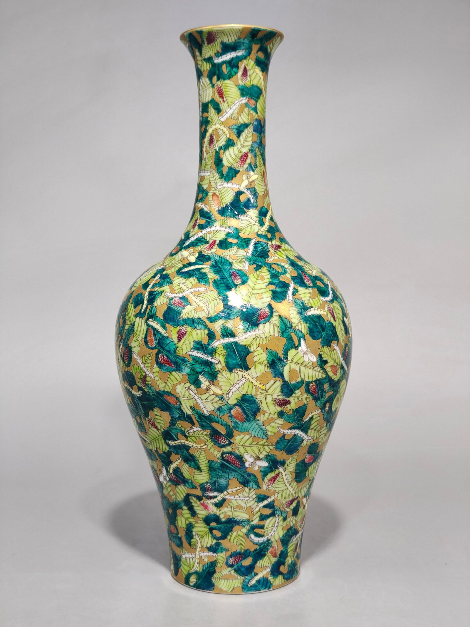 A Huge Famille-Rose Insect Pattern Vase: A Huge Famille-Rose Insect Pattern Vase,Qing Dynasty,China,Qianlong Six-character Mark,Size:15.4inx7.1in 粉彩昆虫纹瓶,中国清代,乾Ɓ
