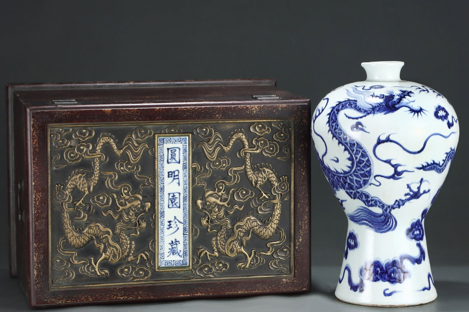 A Huge Blue and White Auspicious Cloud and Dragon Pattern Vase: A Huge Blue and White Auspicious Cloud and Dragon Pattern Vase,Yuan Dynasty,China,Size:18.1inx11.6in 青花祥云龙纹瓶,中国元代