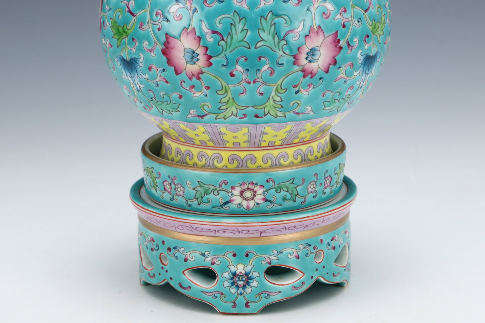 A Rare Enamel Lotus Pattern Vase - 4