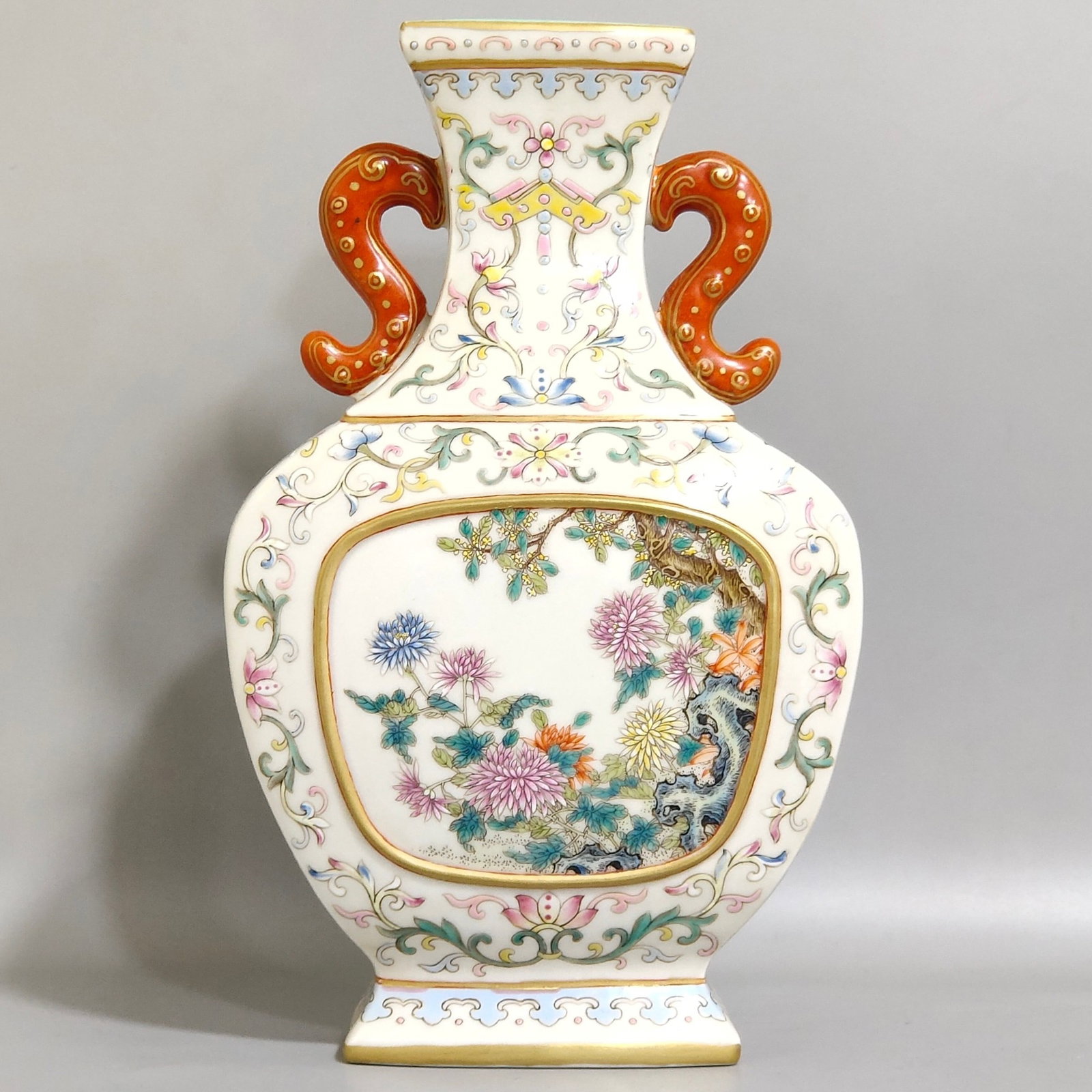 An Exquisite Famille-Rose Flower Pattern Double-Ears Vase: An Exquisite Famille-Rose Flower Pattern Double-Ears Vase,Qing Dynasty,China,Qianlong Six-character Mark,Size:8.3inx4.9in