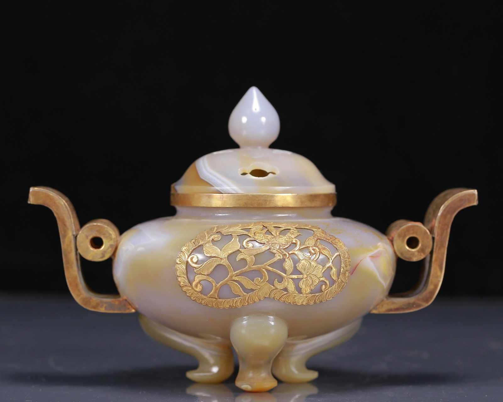 An Exquisite Agate Cover with Gold Flower and Bird Pattern Double-Ears and Tripod Censer: An Exquisite Agate Cover with Gold Flower and Bird Pattern Double-Ears and Tripod Censer,Qing Dynasty, China,Size:7.1inx4.7inx4.5in,Weight:480g 玛瑙包金花鸟纹