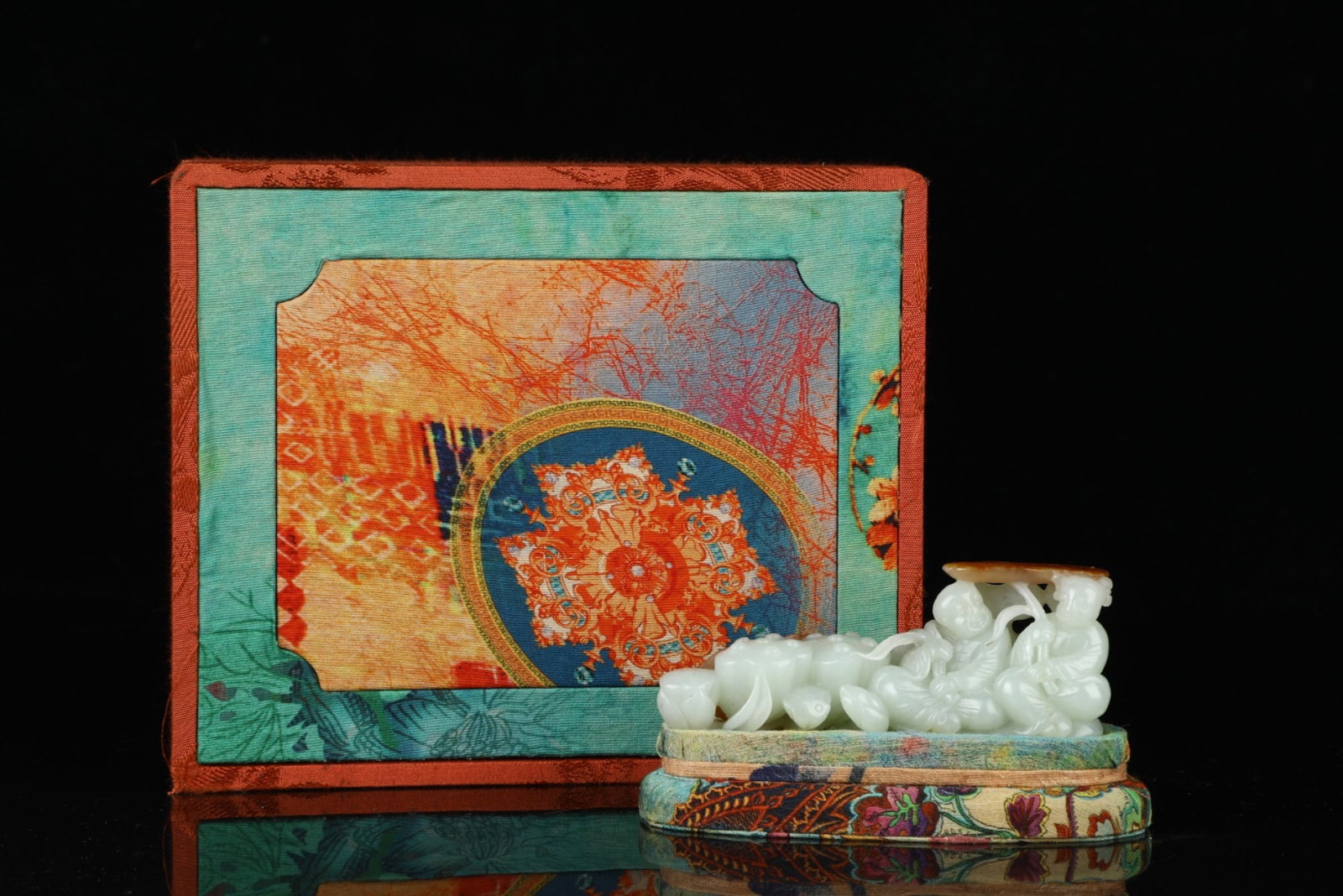 An Exquisite White Jade Figure Ornament: An Exquisite White Jade Figure Ornament,Qing Dynasty,China,Qianlong Four-Character Mark,Size:1.6inx3.5in,Weight:112g 白玉人物摆件,中国清代,&