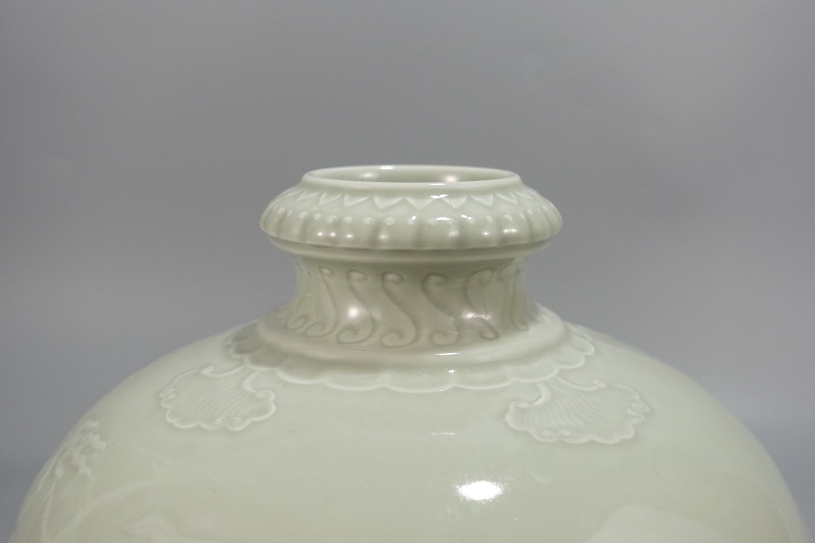 An Exquisite Celadon Glazed Chi-Dragon Pattern Vase - 5