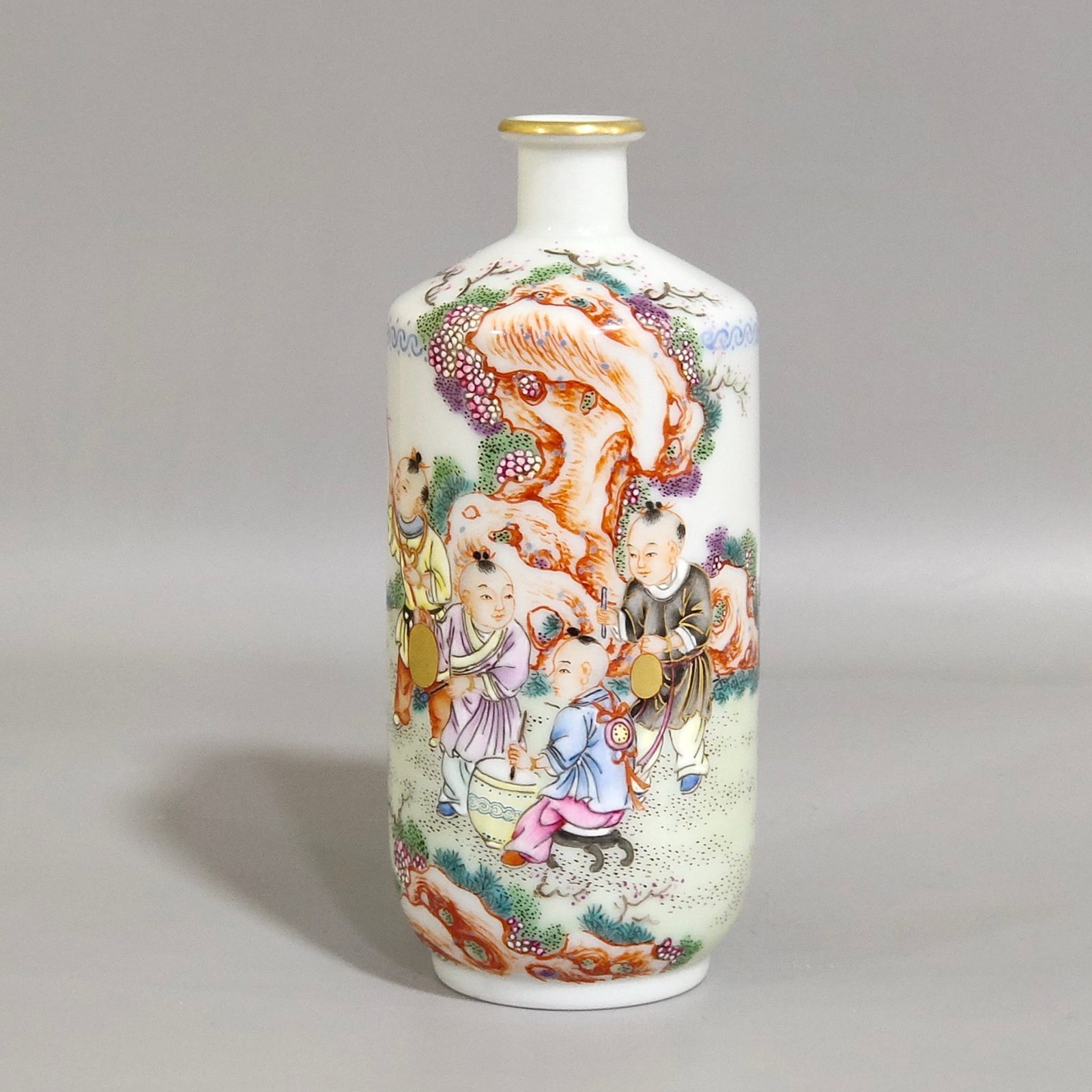 An Exquisite Famille-Rose Character and Story Pattern Snuff Bottle: An Exquisite Famille-Rose Character and Story Pattern Snuff Bottle,Qing Dynasty,China,Qianlong Six-character Mark,Size:4.1inx1.8in
