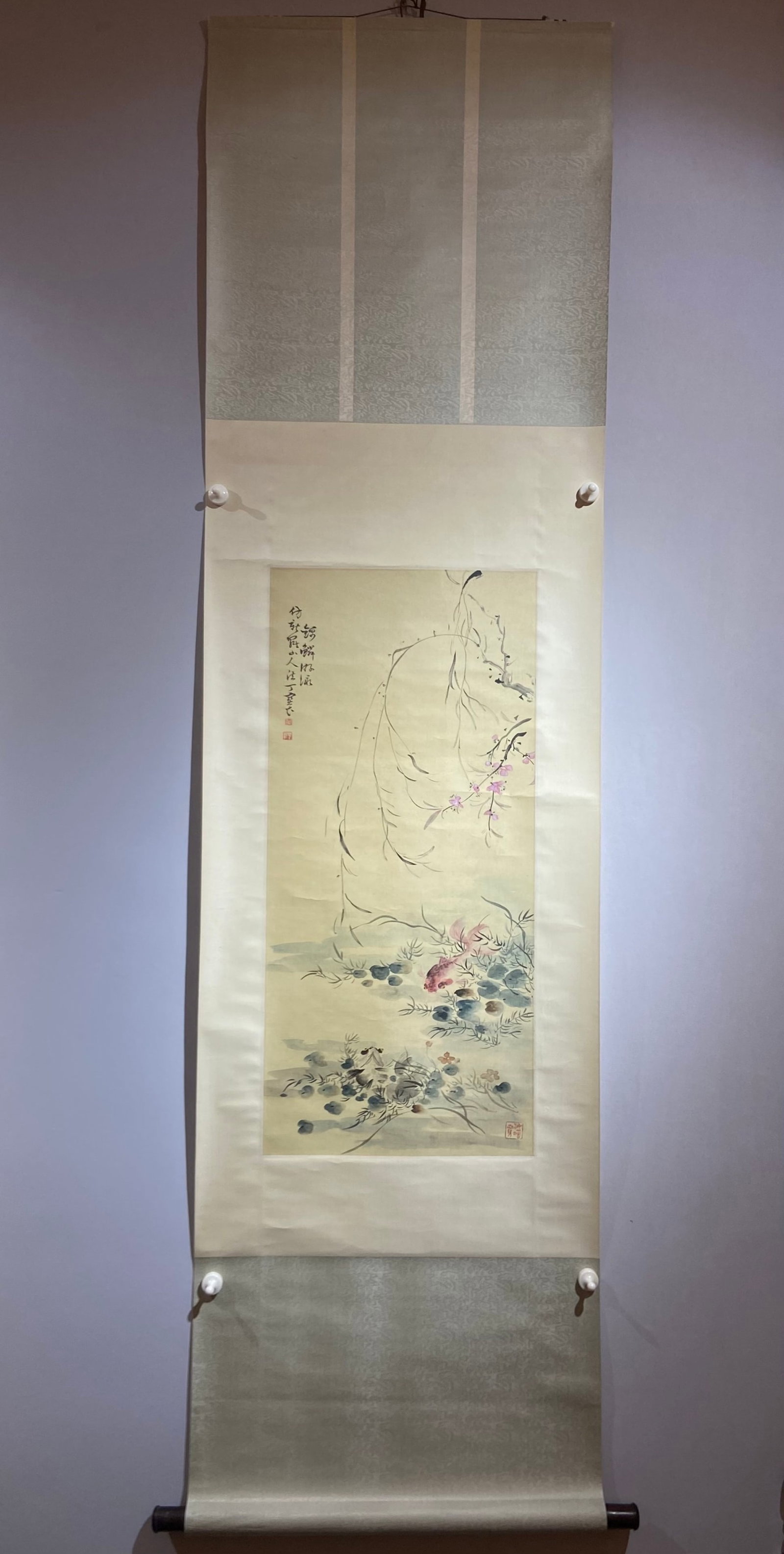 A Chinese Vertical Scroll Ink Painting of Fish on Silk: A Chinese Vertical Scroll Ink Painting of Fish on Silk,Ding Baoshu,Size:33.9inx15.7in 一幅中国水墨绢本鱼画立轴,丁宝&