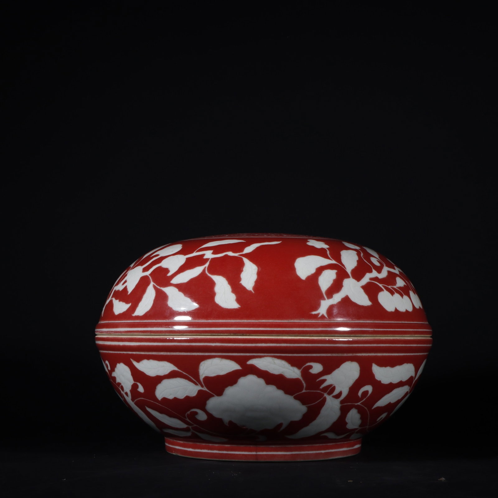 An Exquisite Red Glazed Flower Pattern Box: An Exquisite Red Glazed Flower Pattern Box,Ming Dynasty,China,Xuande Six-character Mark,Size:5.5inx8.7in 红釉花卉纹盒子,中国明代,ê