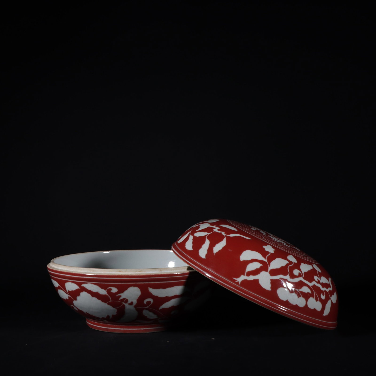An Exquisite Red Glazed Flower Pattern Box - 3
