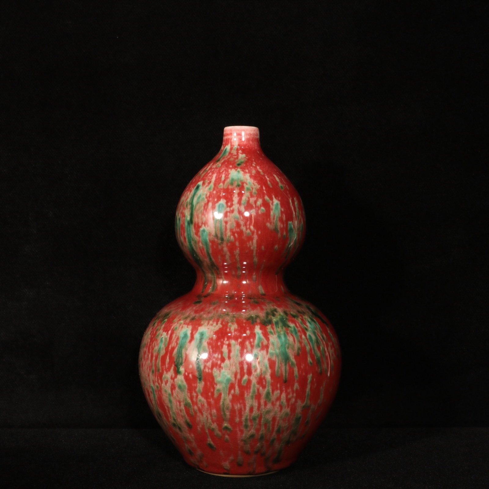 An Exquisite PeachBloom-Glazed Gourd-Shaped Vase: An Exquisite PeachBloom-Glazed Gourd-Shaped Vase,Qing Dynasty,China,Kangxi Six-character Mark,Size:9.1inx5.3in 豇豆红葫芦瓶,中国清代,康