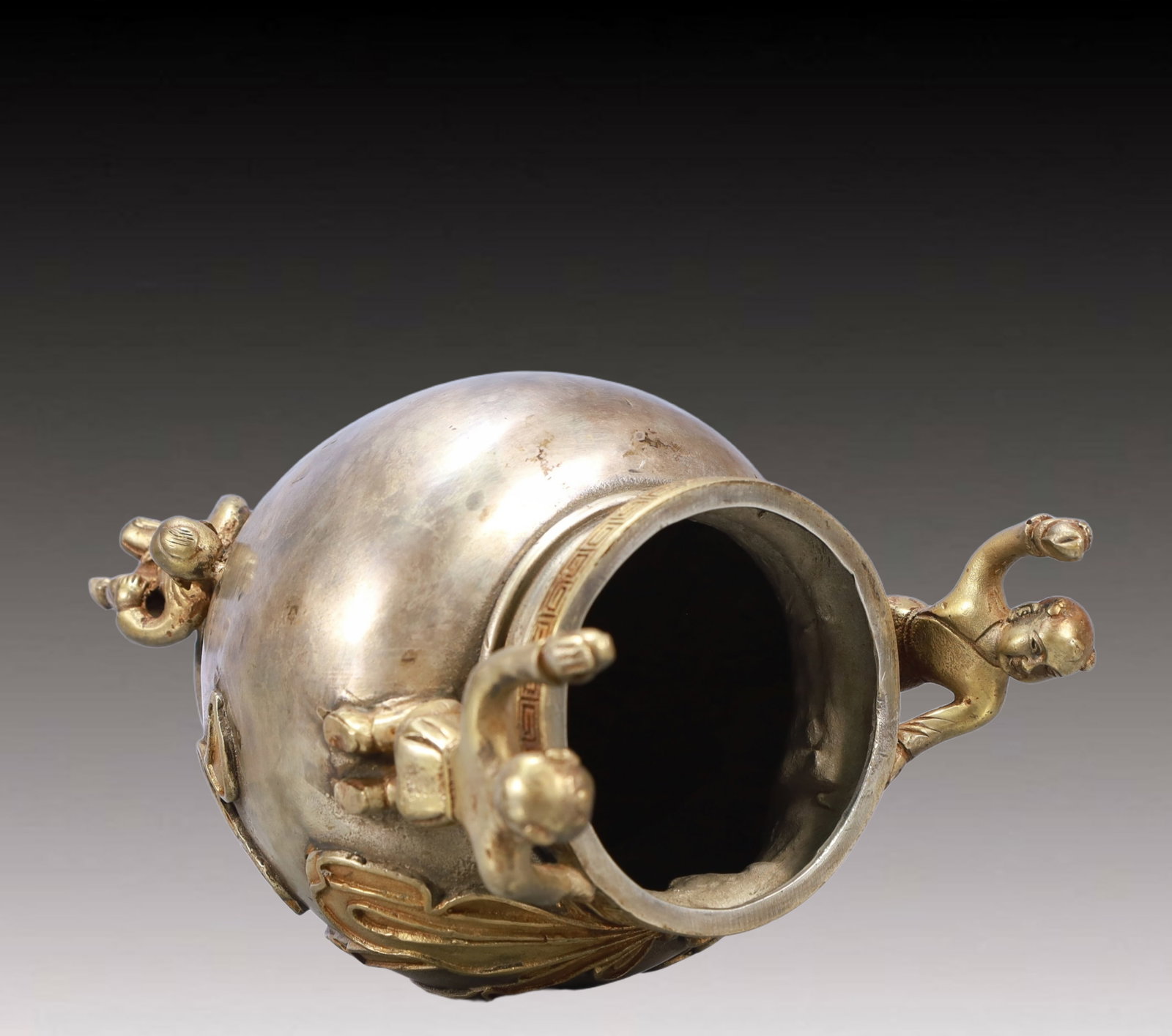 A Rare Gilt Silver Figure Pattern Cover Jar - 10