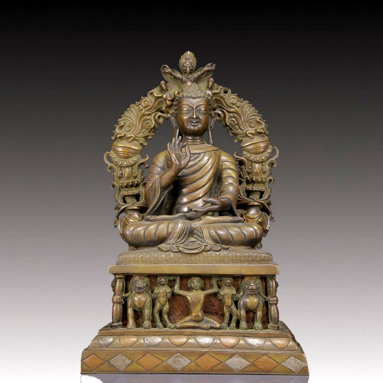 A Solemn Bronze Statue of Sakyamuni: A Solemn Bronze Statue of Sakyamuni,Ming Dynasty, China,Size:9.1inx7.1inx15in,Weight:8710g 铜释迦摩尼像，明代