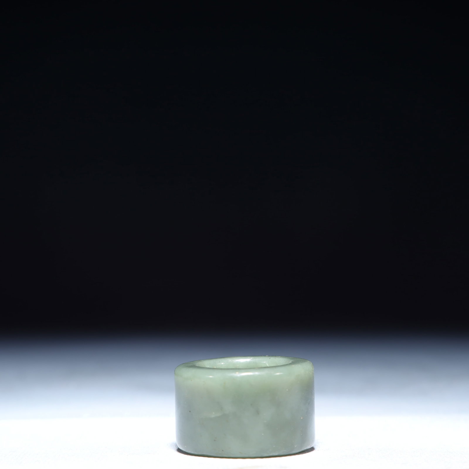 An Exquisite Green Jade Thumb Ring: An Exquisite Green Jade Thumb Ring,Qing Dynasty,China,Size:1.3inx0.8in,Weight:50g 青玉扳指,中国清代