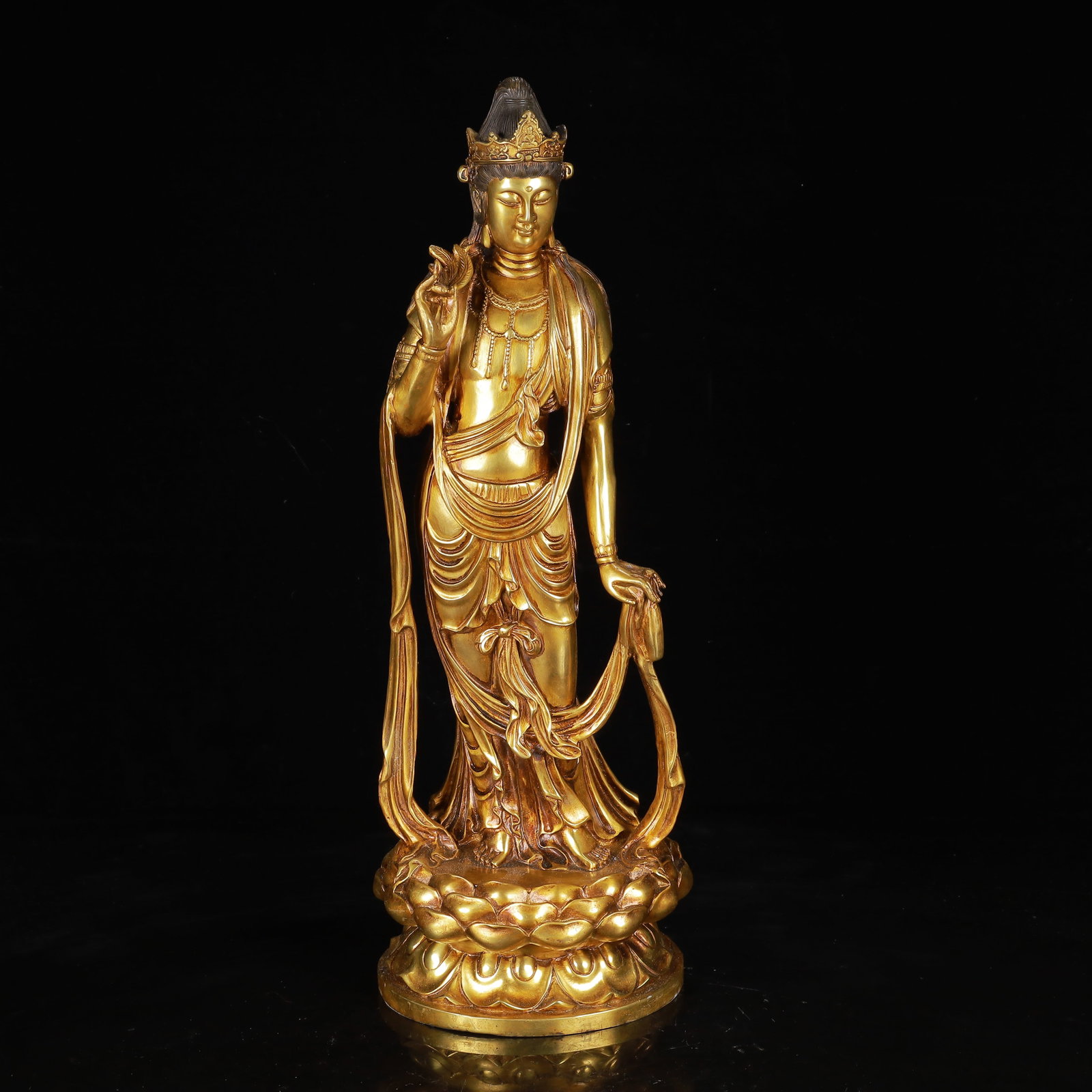 A Huge Gilt Bronze Statue of Avalokitesvara: A Huge Gilt Bronze Statue of Avalokitesvara,Qing Dynasty,China,Size:5.9inx18.1in,Weight:3700g 铜鎏金观音像,中国清代