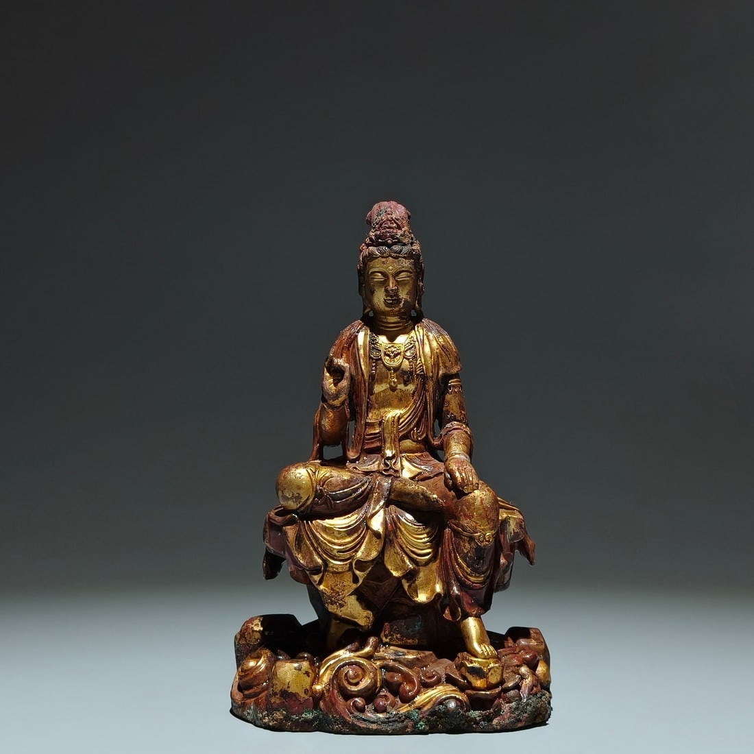 A Solemn Gilt Bronze Statue of Avalokitesvara: A Solemn Gilt Bronze Statue of Avalokitesvara,Tang Dynasty,China,Size:7.5inx4.7inx3.1in 铜鎏金观音像,中国唐代