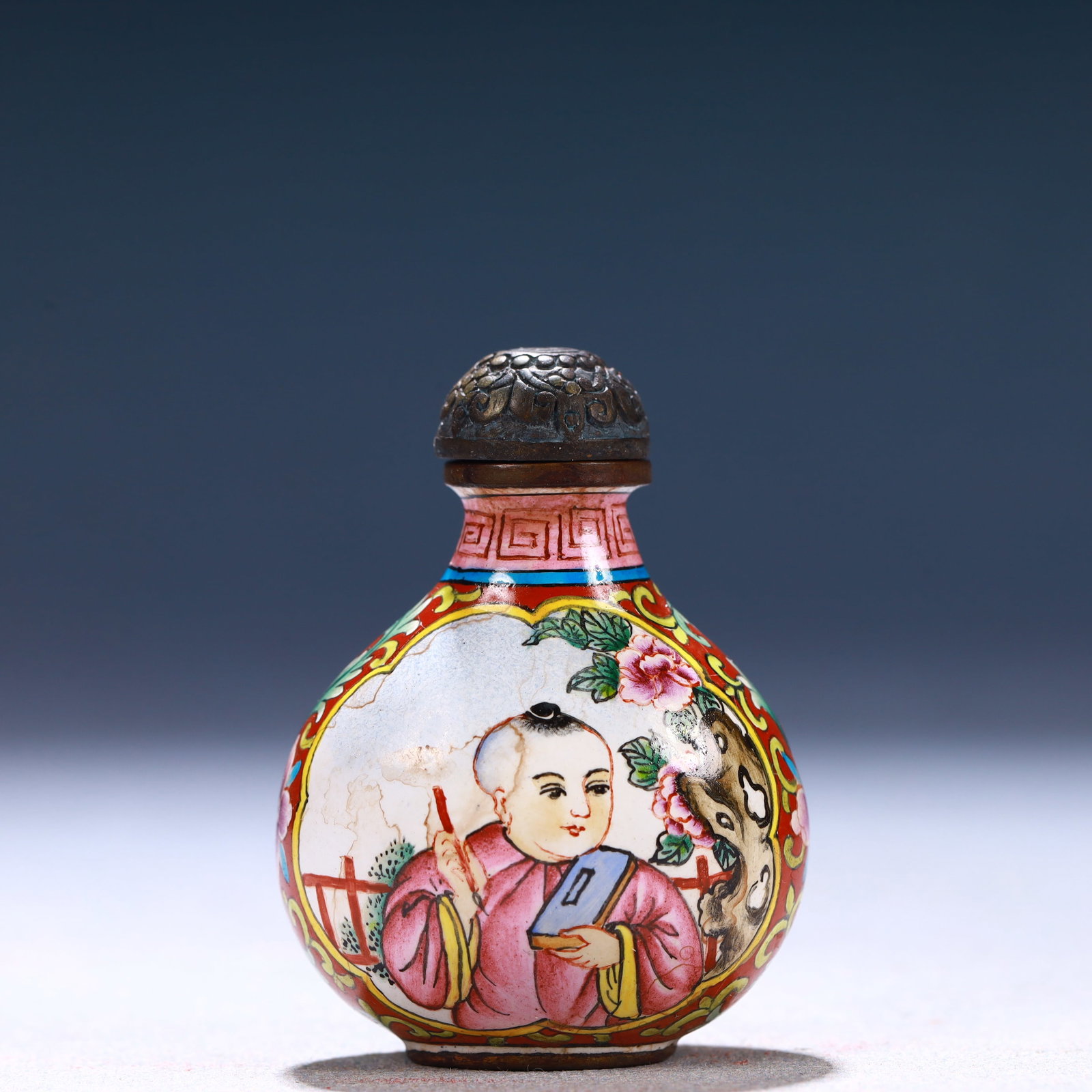 An Exquisite Painted Enamel Snuff Bottle (1 of 9)