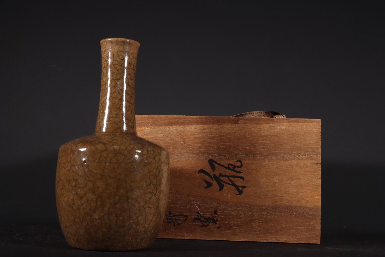 An Exquisite Ge yao Vase: An Exquisite Ge yao Vase,Song Dynasty,China,With Mark,Size:8.7inx4.7in 哥窑瓶,中国宋代,带款