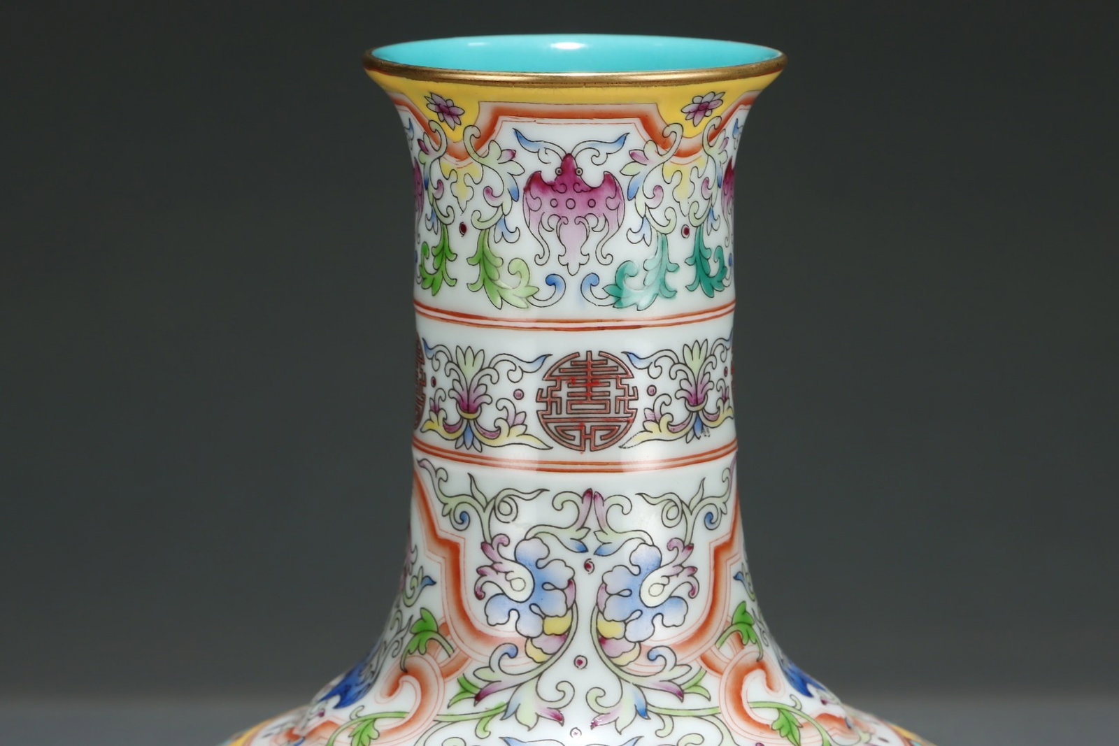 An Exquisite Enamel Lotus Pattern Vase - 4