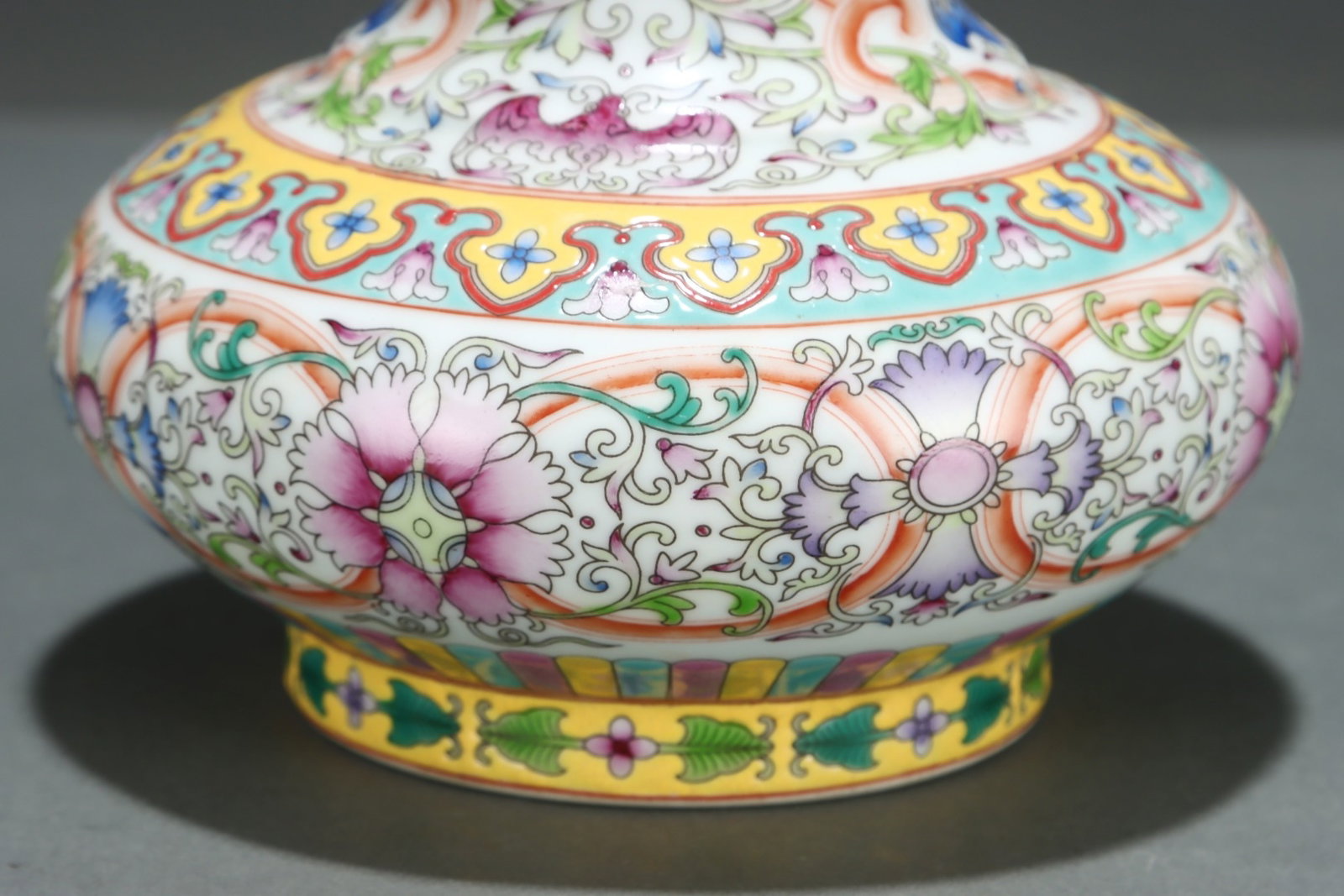 An Exquisite Enamel Lotus Pattern Vase - 5