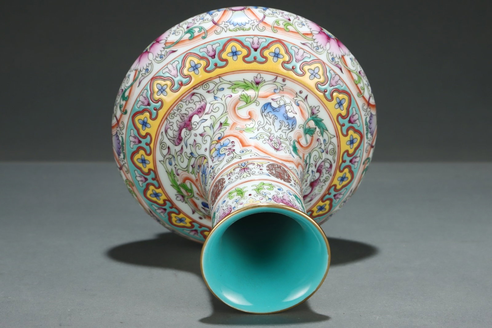 An Exquisite Enamel Lotus Pattern Vase - 6