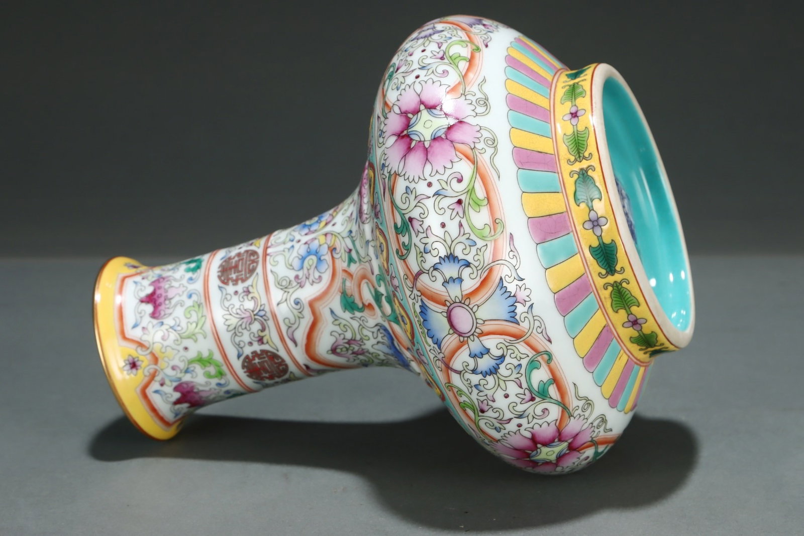 An Exquisite Enamel Lotus Pattern Vase - 7