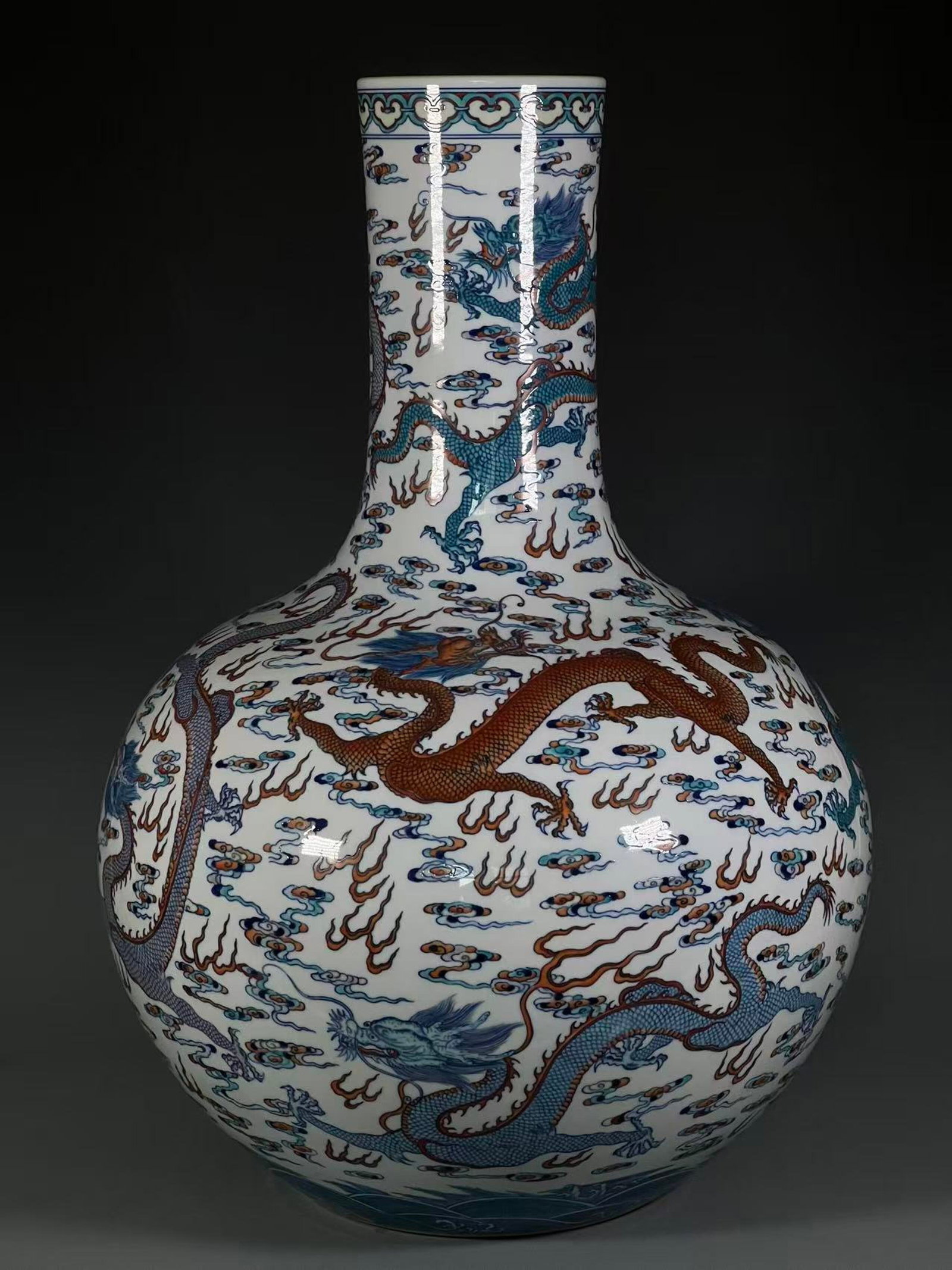 A Huge Doucai Auspicious Cloud and Dragon Pattern Vase - 3