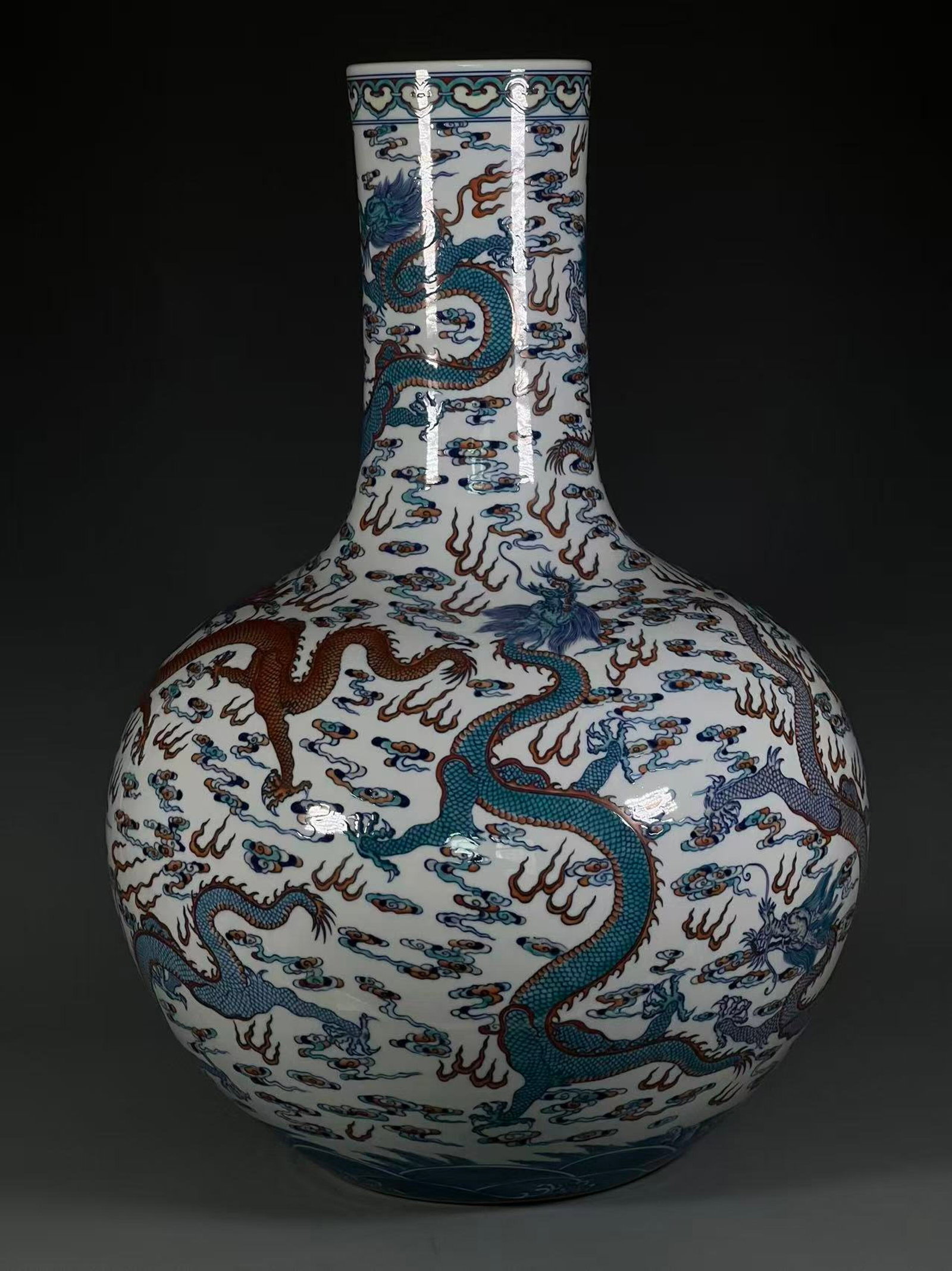 A Huge Doucai Auspicious Cloud and Dragon Pattern Vase - 4