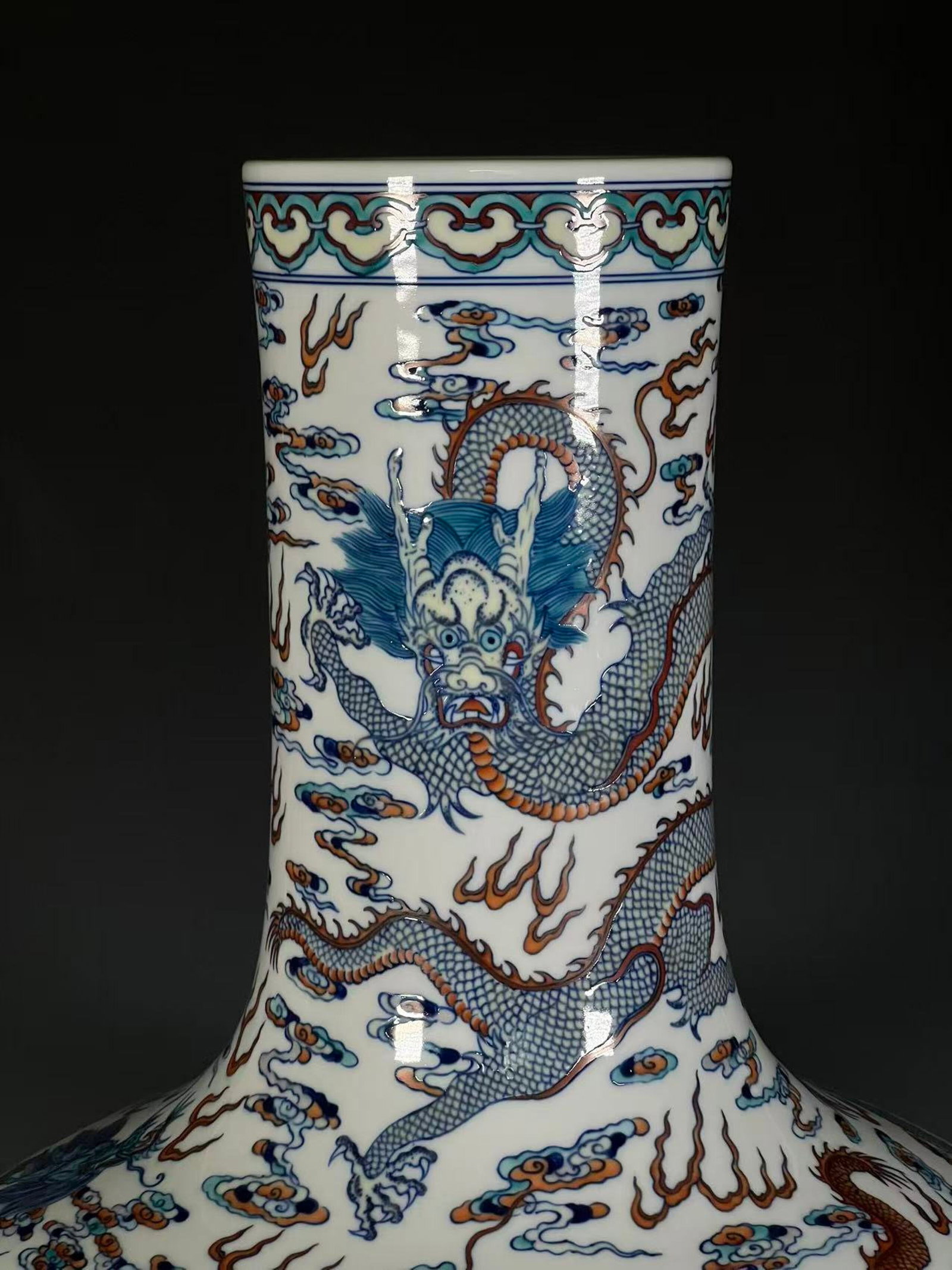 A Huge Doucai Auspicious Cloud and Dragon Pattern Vase - 6