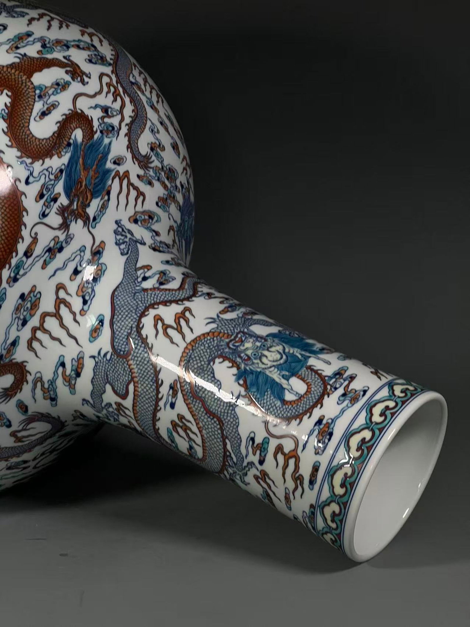 A Huge Doucai Auspicious Cloud and Dragon Pattern Vase - 7