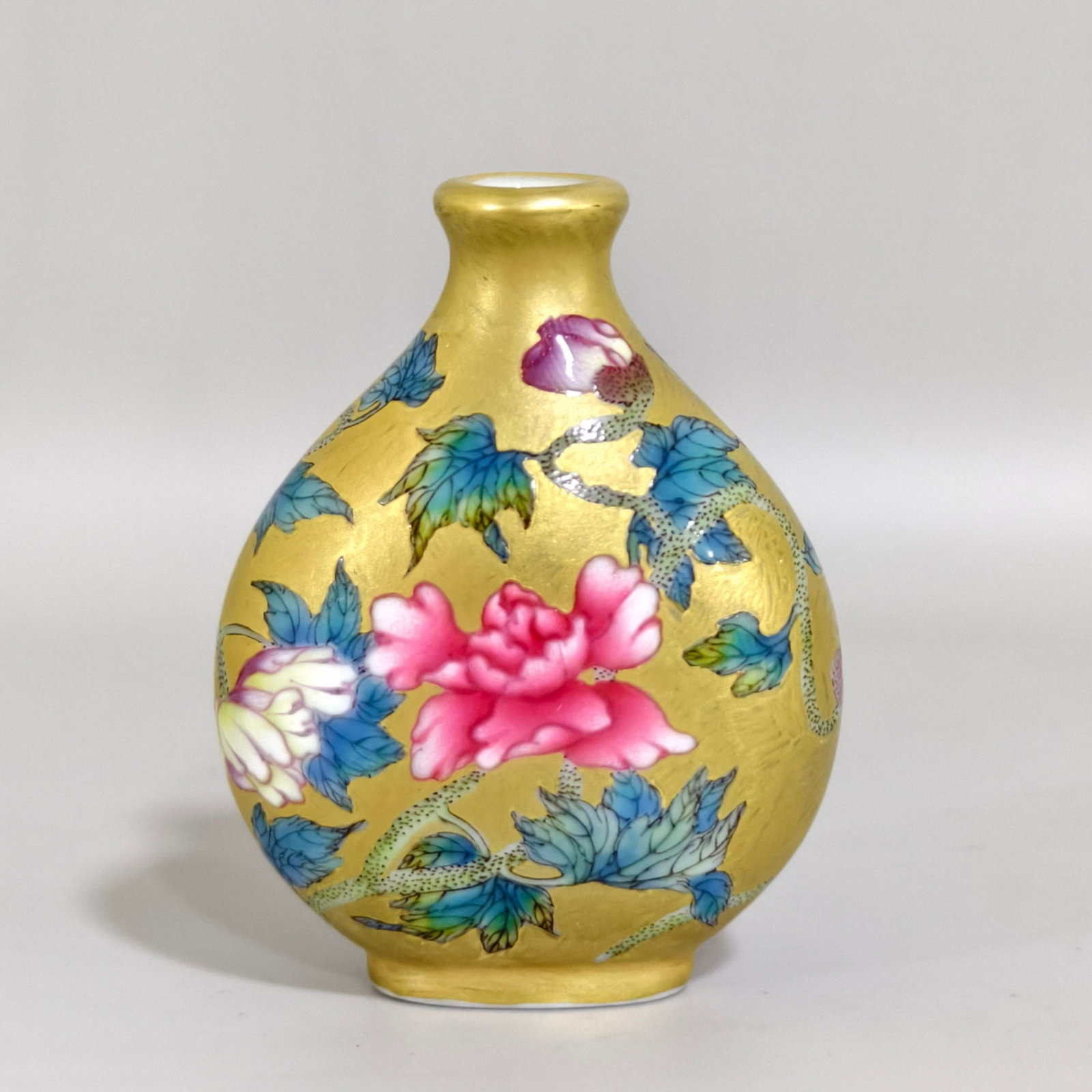 An Exquisite Enamel Gold Ground Flower Pattern Snuff Bottle (1 of 8)