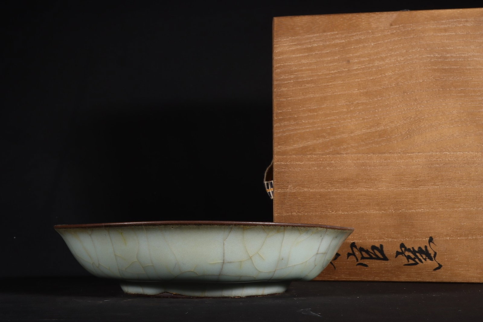 An Exquisite Guan yao Celadon Glazed Plate: An Exquisite Guan yao Celadon Glazed Plate,Song Dynasty,China,Size:1.7inx7.1in 官窑青釉盘子,中国宋代