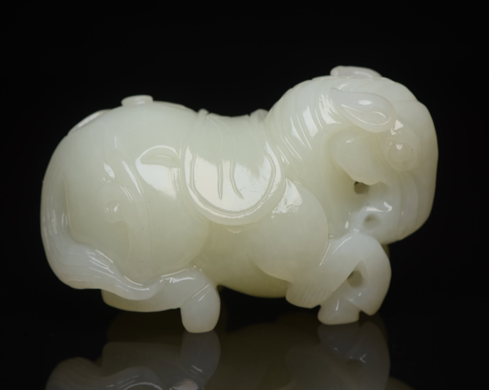 An Exquisite White Jade Horse Ornament: An Exquisite White Jade Horse Ornament,Qing Dynasty,China,Size:2.6inx1.6inx1.3in,Weight:118g 白玉骏马摆件,中国清代