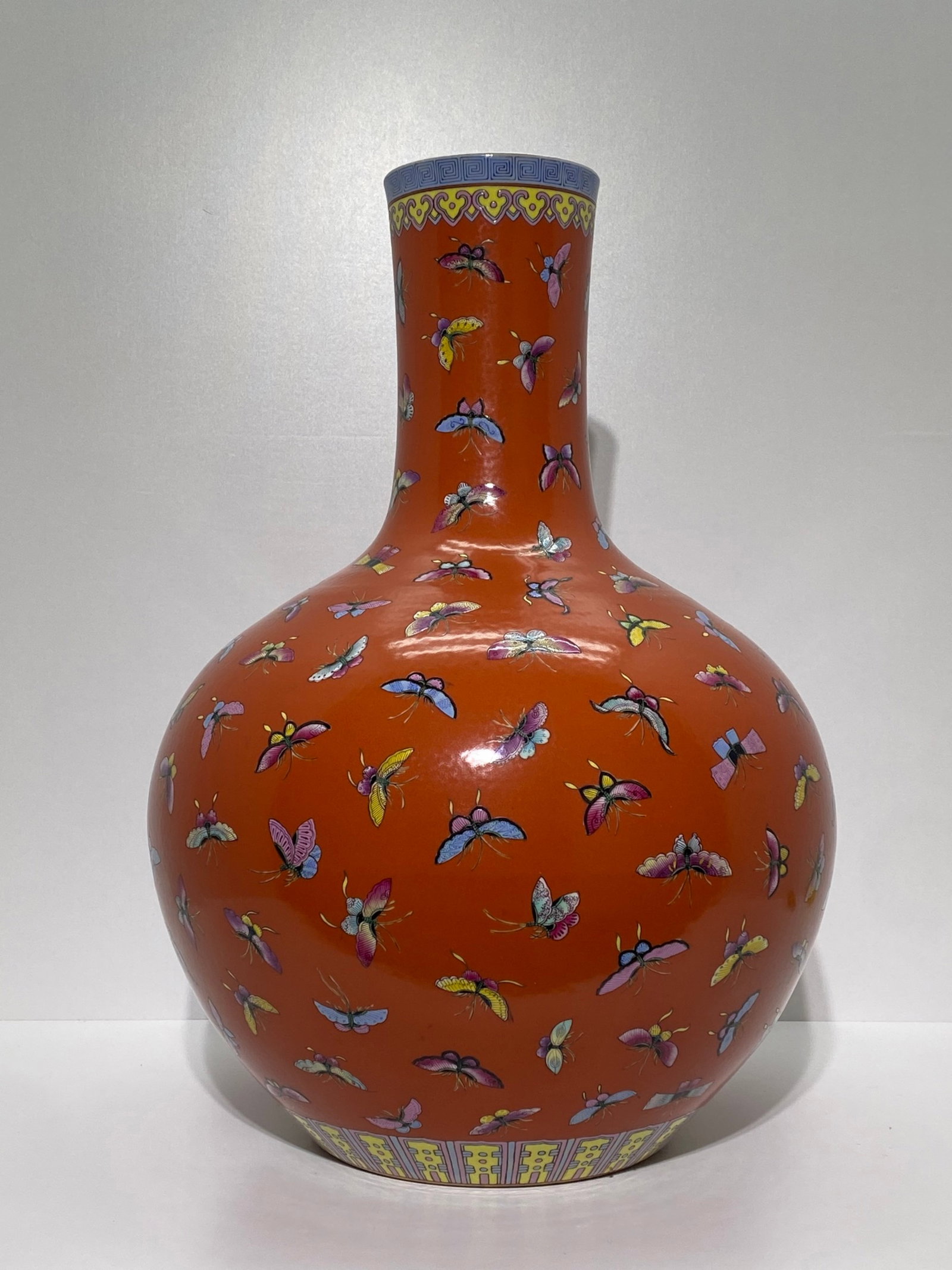 A Huge Iron-Red Butterfly Pattern Vase: A Huge Iron-Red Butterfly Pattern Vase,Qing Dynasty,China,Qianlong Six-character Mark,Size:22.8inx15.7in 矾红蝴蝶纹瓶,中国清代,乾Ɓ