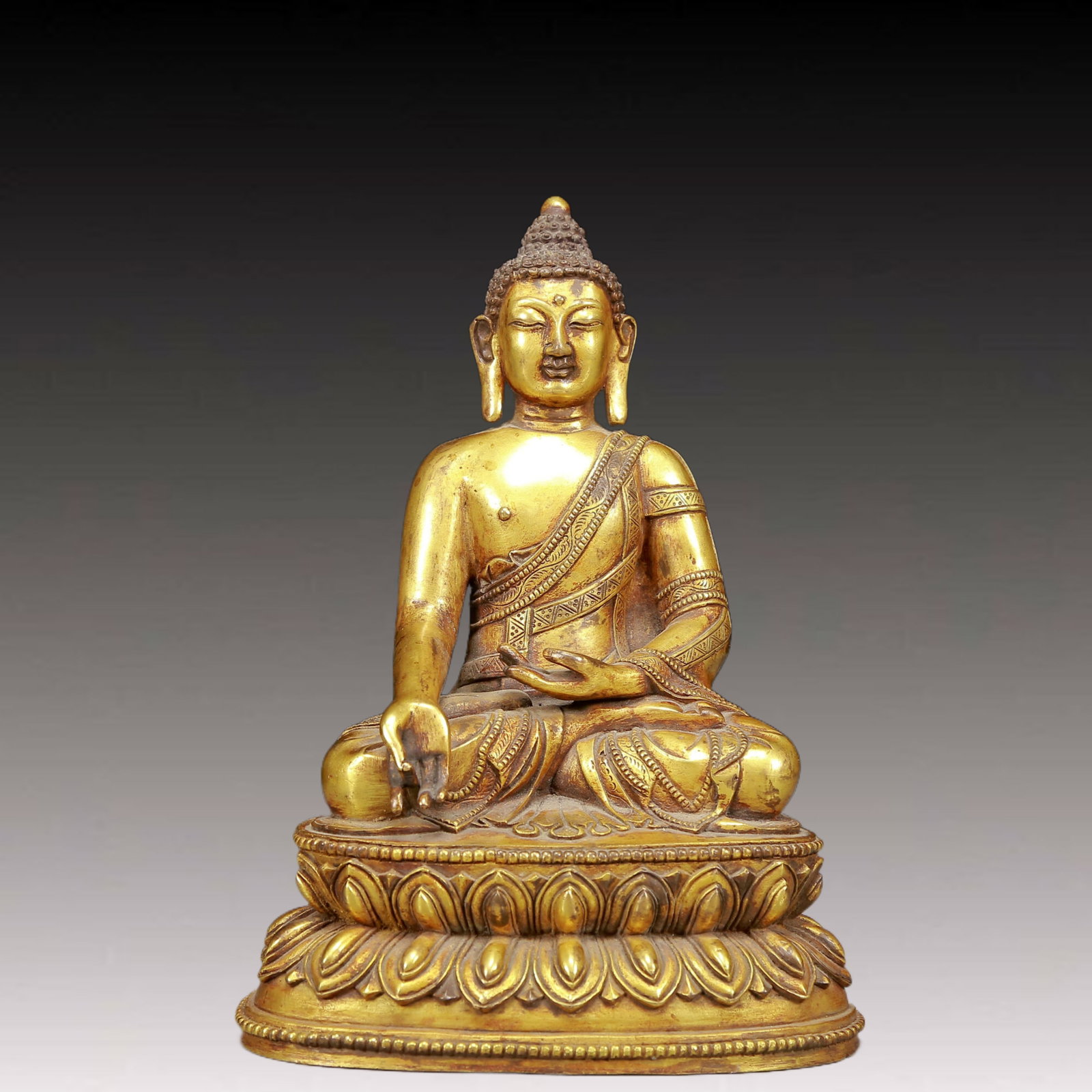 A Solemn Gilt Bronze Statue of Sakyamuni: A Solemn Gilt Bronze Statue of Sakyamuni,Ming Dynasty, China,Size:6.3inx4.5inx9.1in,Weight:2700g 铜鎏金释迦摩尼像，明代