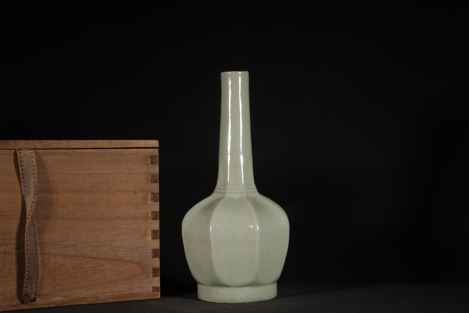 An Exquisite Yue yao Celadon Glazed Vase: An Exquisite Yue yao Celadon Glazed Vase,Tang Dynasty,China,Size:8.7inx4.3in 越窑青釉瓶,中国唐代