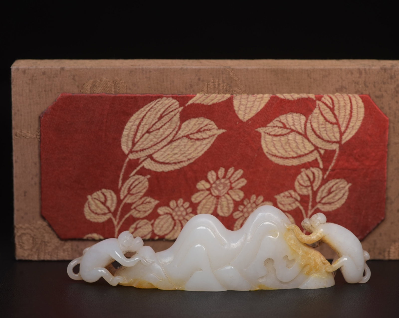 An Exquisite White Jade Monkey Patten Brush Holder: An Exquisite White Jade Monkey Patten Brush Holder,Qing Dynasty,China,Size:5.9inx1.5inx1.1in,Weight:166g 白玉猴纹笔架,中国清代
